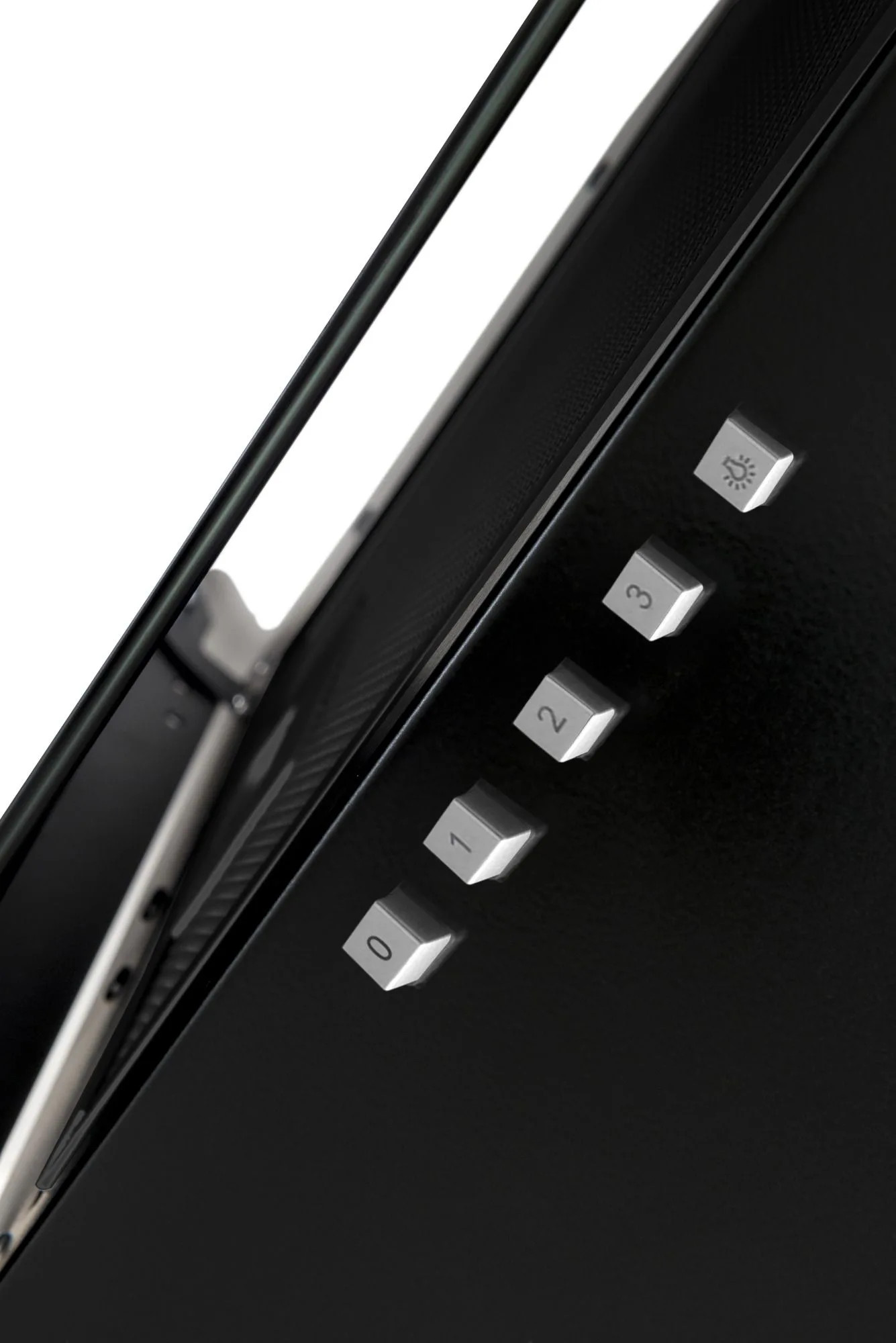 Czarny panel sterowania okapu z numerowanymi przyciskami, przyciskiem światła i szklanym panelem.