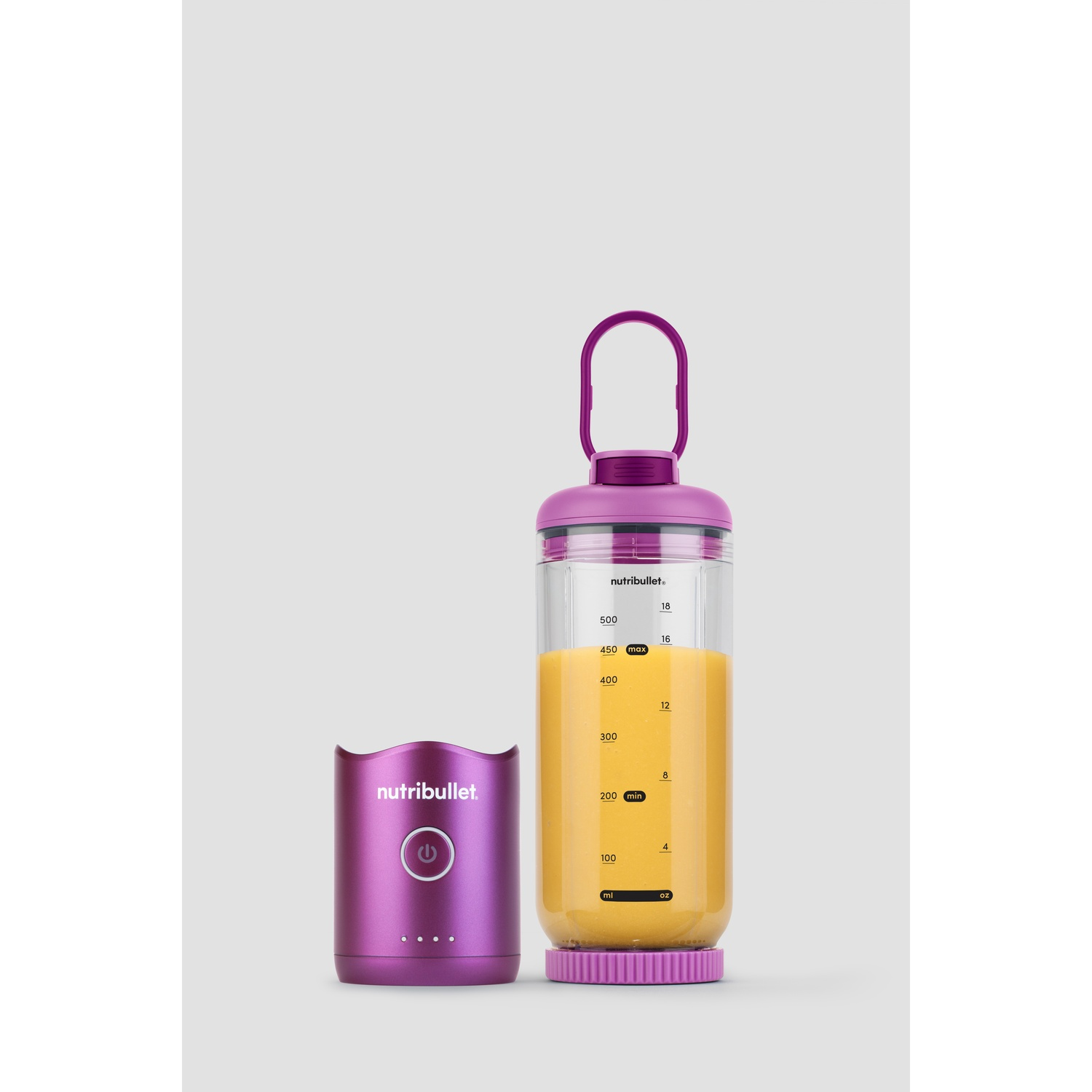 Un frullatore Nutribullet viola con succo e la base accanto. Il frullatore ha delle misure sul lato.