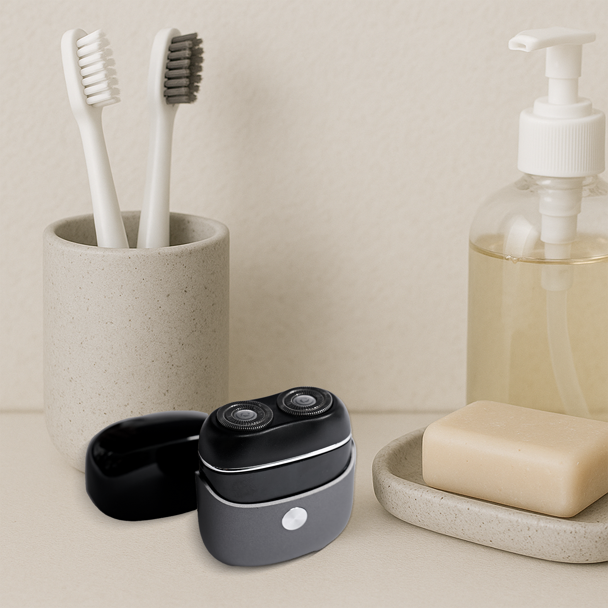 Diş fırçaları, tıraş makinesi, sabun ve sabunluk ile banyo sahnesi. Renkler beyaz, siyah, gri ve bej.