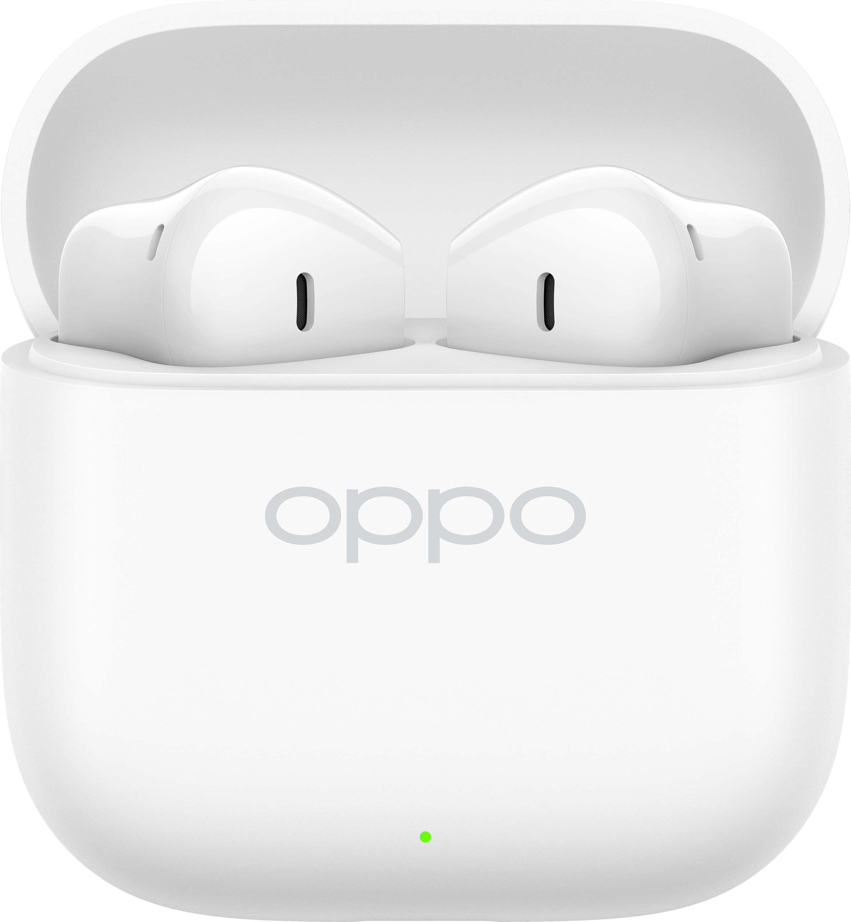 Białe słuchawki Oppo w otwartym etui. Etui ma logo Oppo. Zielone światło jest na dole.