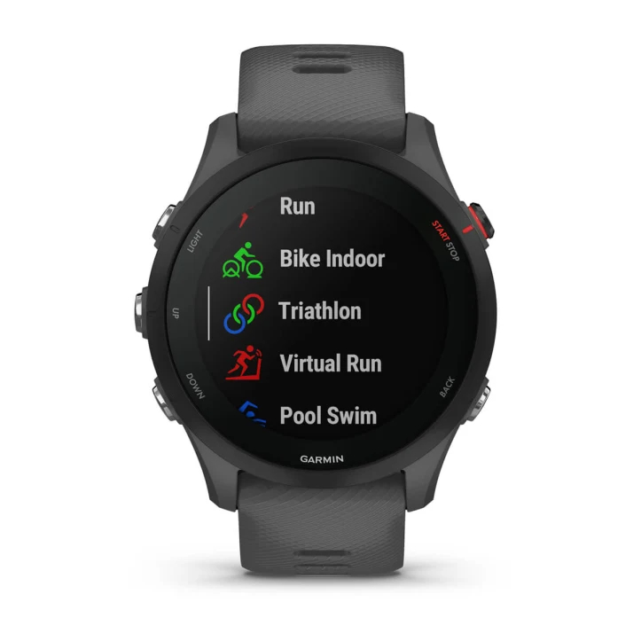 Un reloj inteligente Garmin negro muestra opciones de actividad: Correr, Ciclismo en interiores, Triatlón, Carrera virtual y Natación en piscina. Botones laterales.