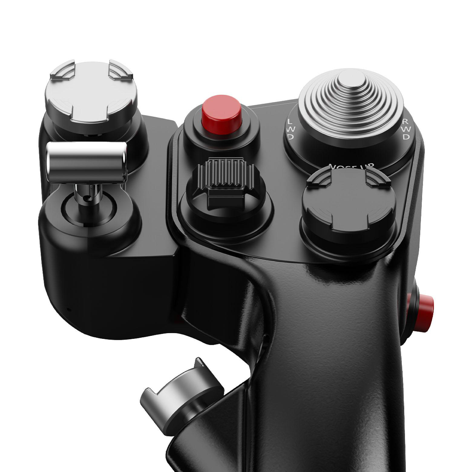 Nahaufnahme eines schwarzen Joysticks mit mehreren silbernen und roten Knöpfen, Drehknöpfen und einem Auslöser. Der Hintergrund ist weiß.