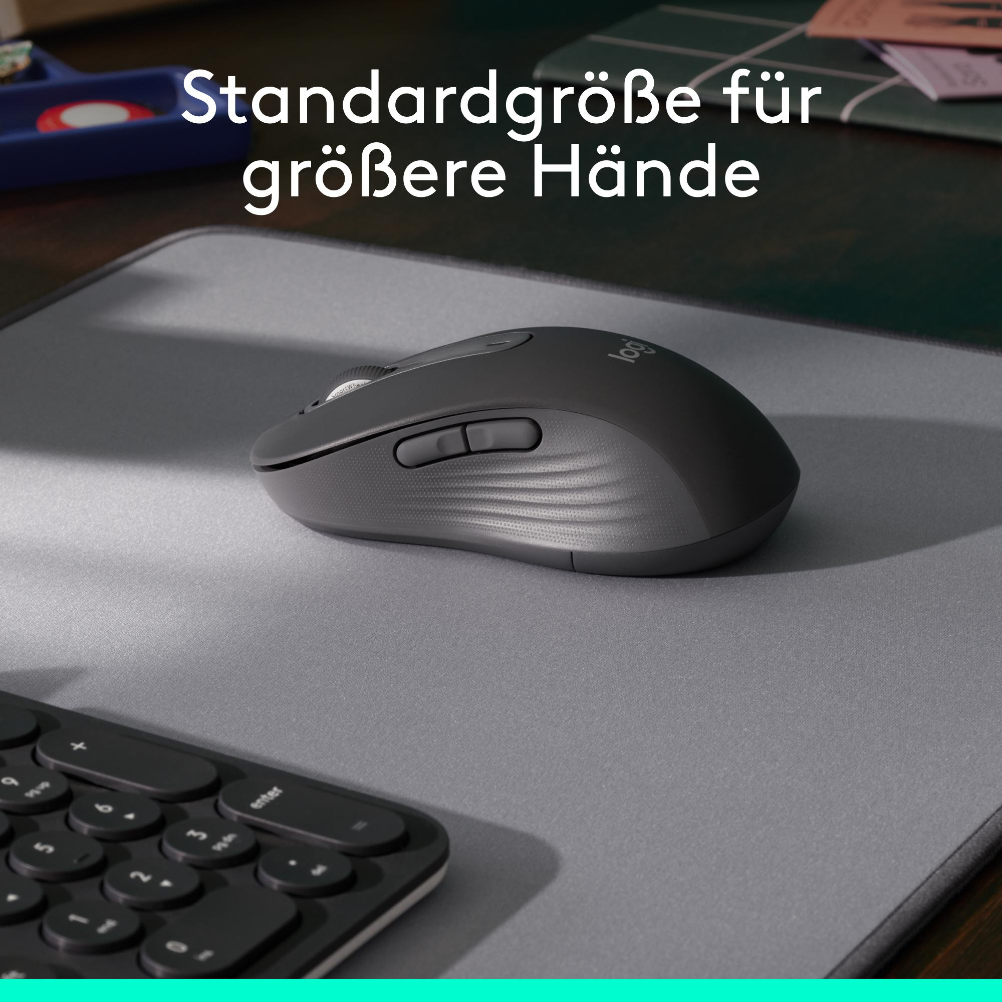 Graue Logitech-Maus auf grauer Matte, mit Tastatur im Vordergrund und Text im Hintergrund.