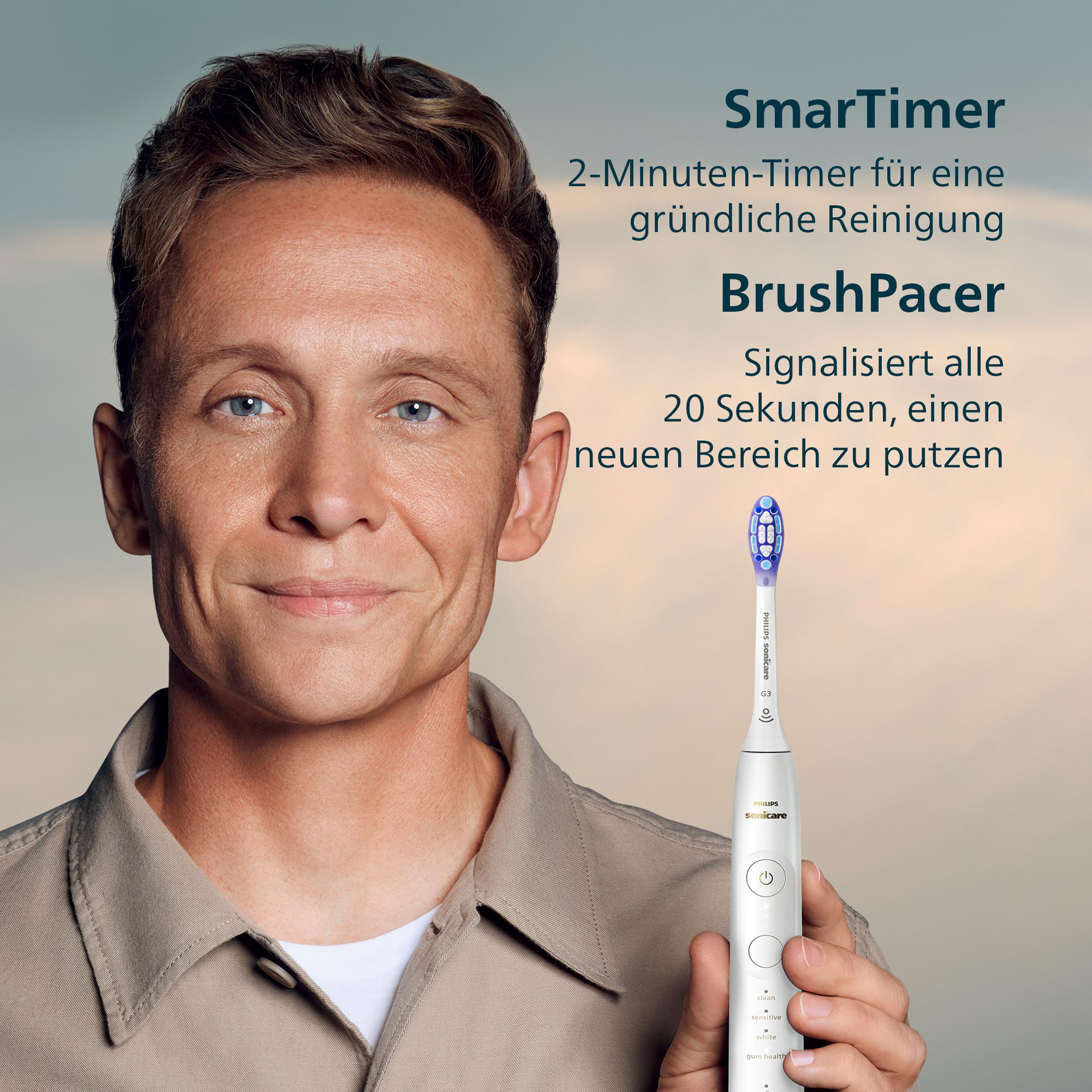 Ein Mann hält eine weiße Zahnbürste und lächelt. Der Text lautet SmartTimer und BrushPacer.