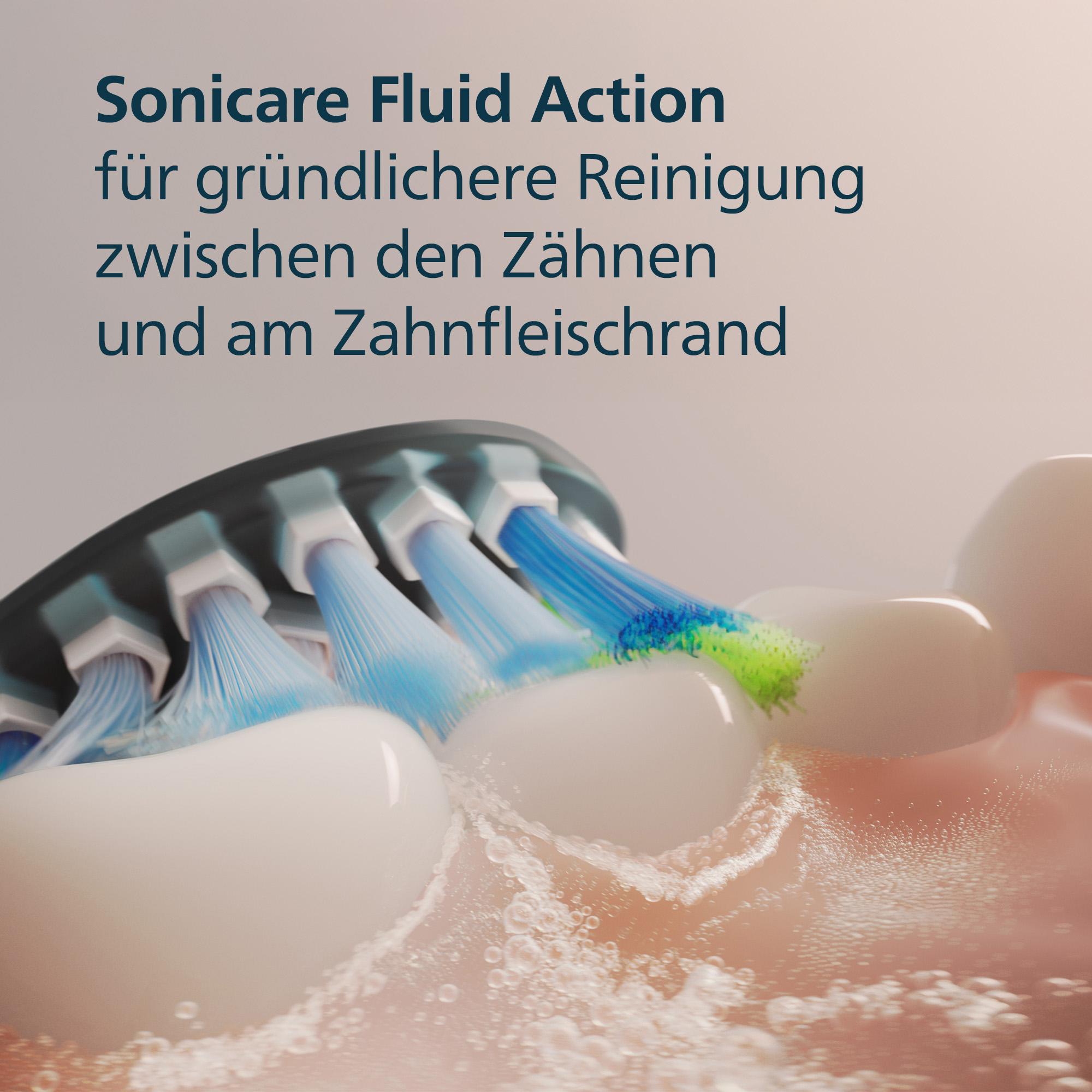 Nahaufnahme einer Zahnbürste, die Zähne putzt. Blaue und grüne Borsten, weiße Zähne, Blasen und Text 'Sonicare Fluid Action'.