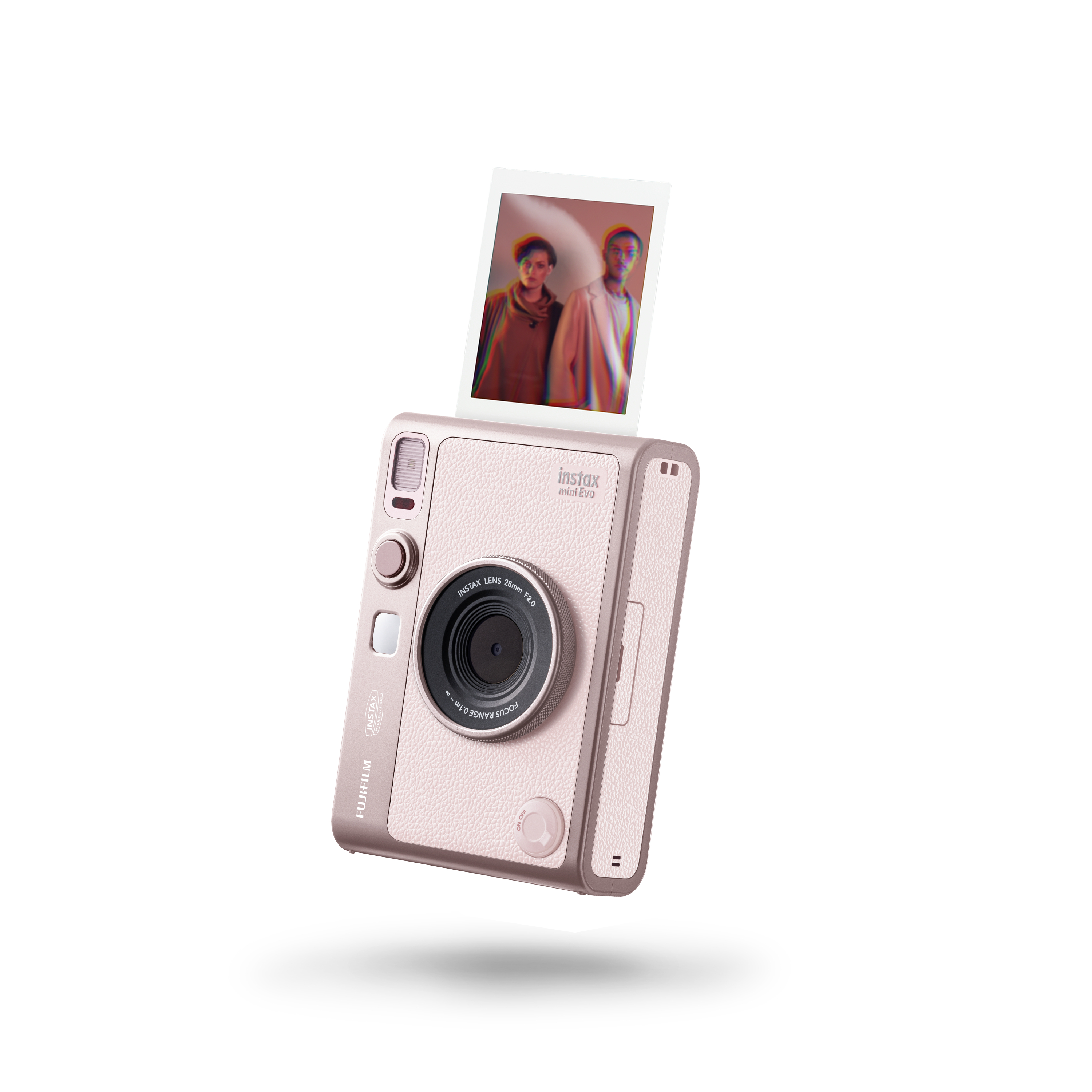 Rosa Instax Mini Evo Kamera mit Foto von zwei Personen. Weißer Hintergrund.