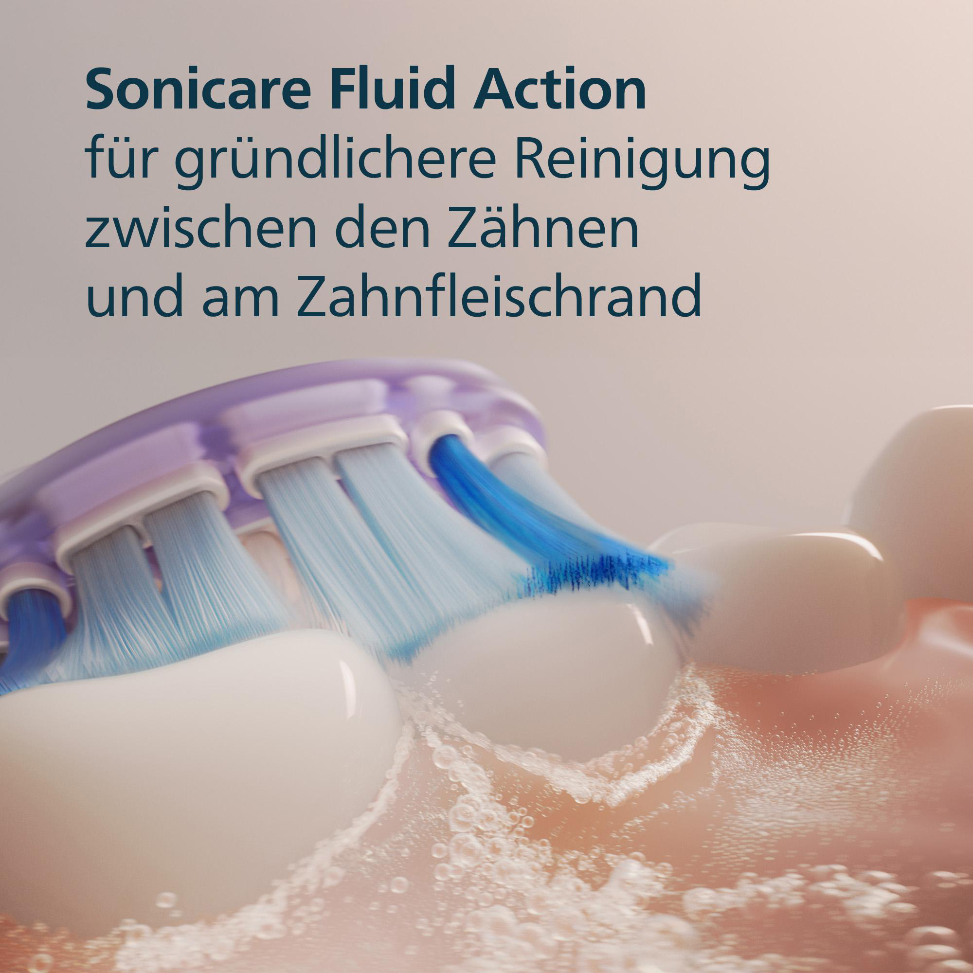 Nahaufnahme einer Zahnbürste, die Zähne putzt. Blaue Borsten, weiße Zähne, Blasen und Text: Sonicare Fluid Action.