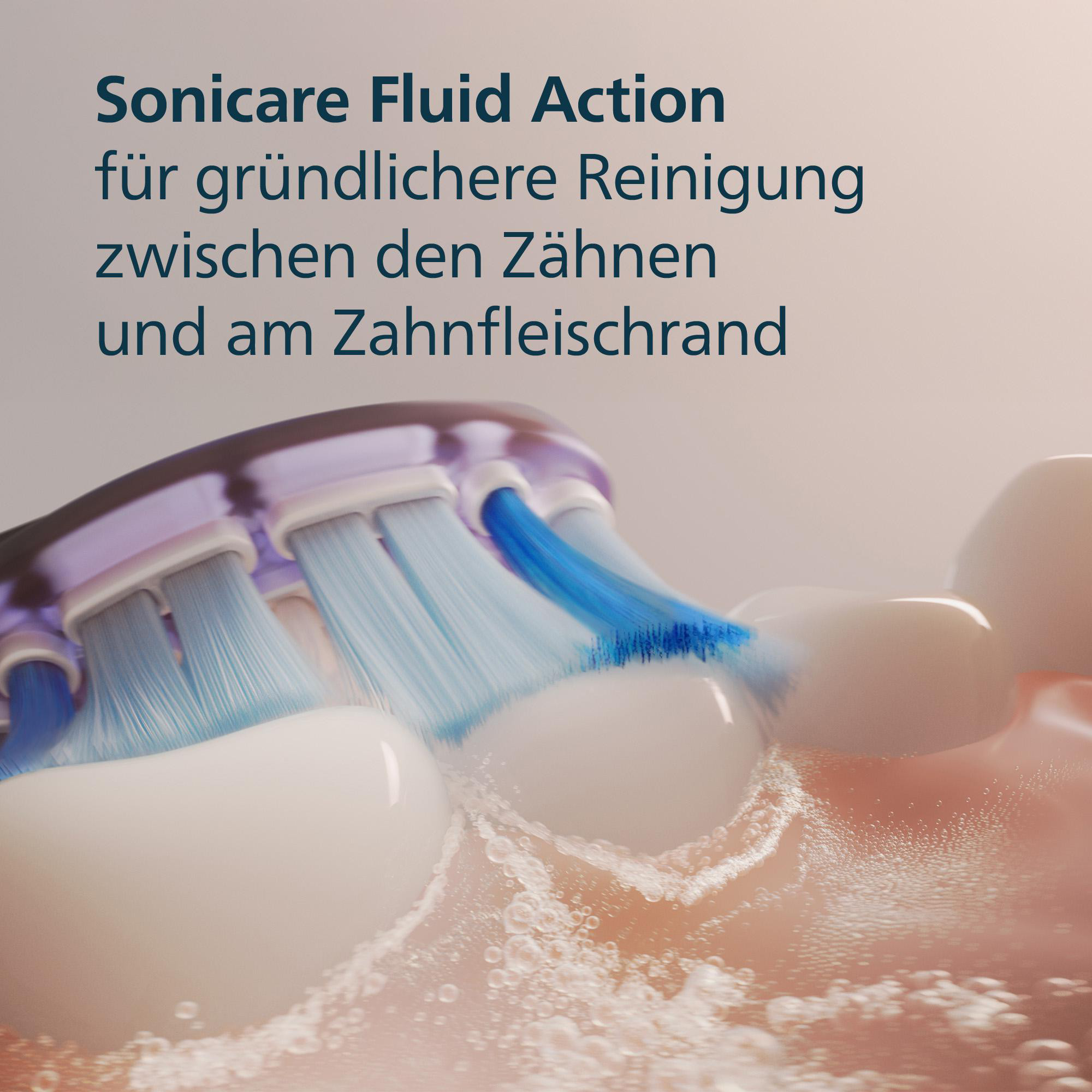 Elektrische Zahnbürste putzt Zähne. Blaue Borsten, weiße Zähne und Blasen sind sichtbar. Text sagt Sonicare Fluid Action.