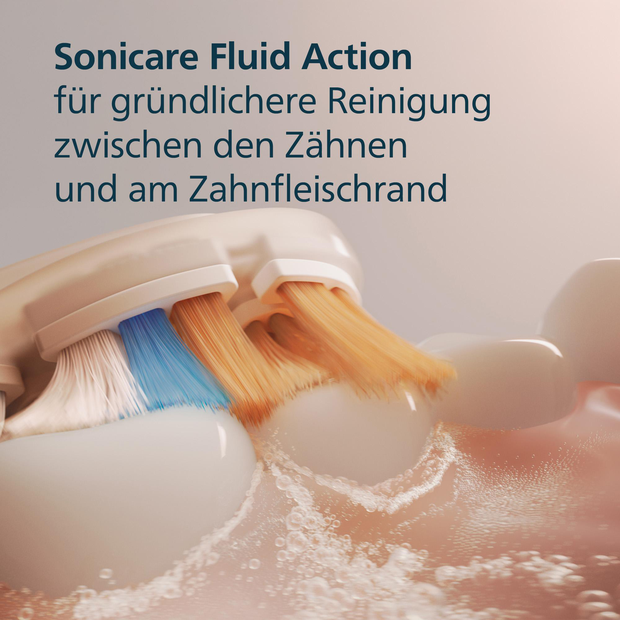 Nahaufnahme eines Zahnbürstenkopfes, der Zähne putzt. Verschiedenfarbige Borsten. Blasen und Wasser sichtbar.
