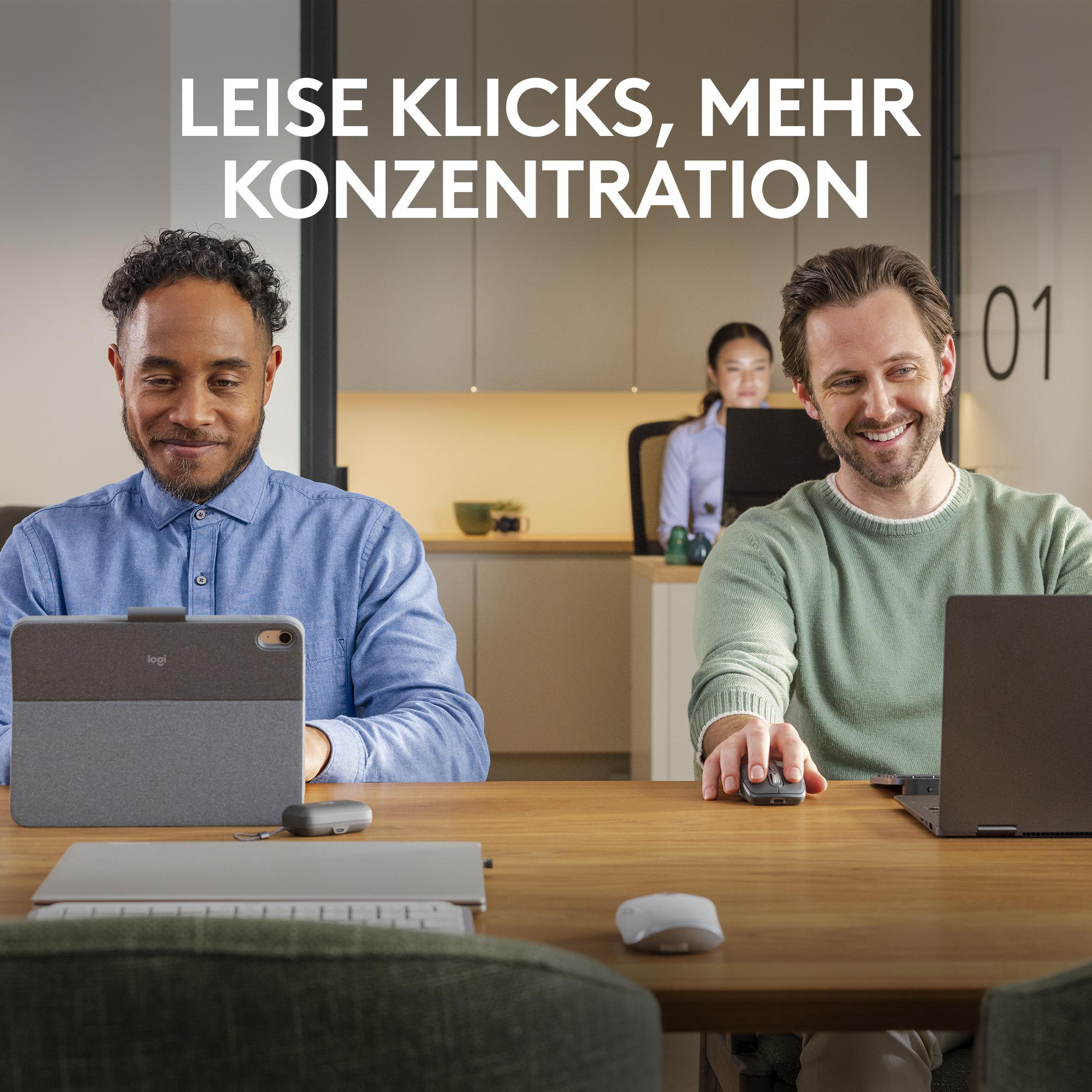 Zwei Männer benutzen Laptops und lächeln in einem Büro. Eine Frau arbeitet im Hintergrund. Logitech-Produktwerbung ist vorhanden.
