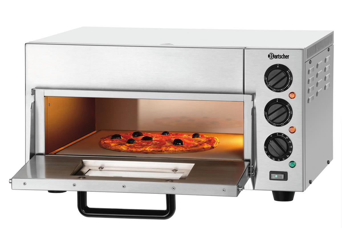 Ein gewerblicher Pizzaofen mit offener Tür. Im Inneren befindet sich eine Pizza mit Oliven. Der Ofen hat Drehregler, Lichter und einen schwarzen Griff.
