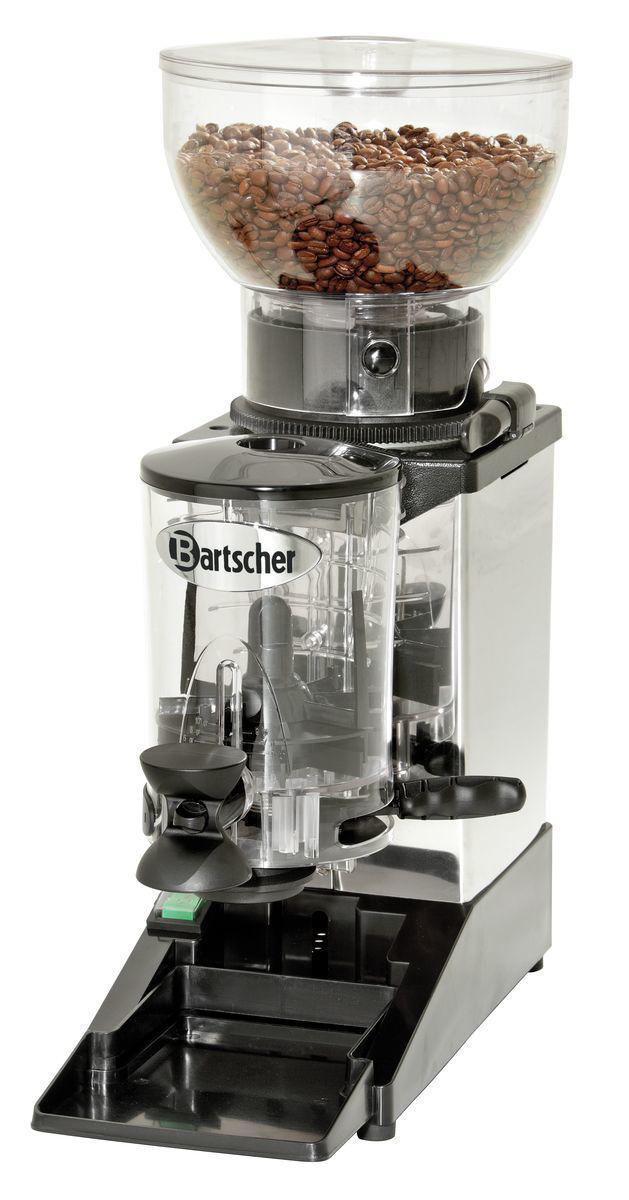 Kaffeemühle mit Bohnen im Trichter. Sie hat einen transparenten Bohnenbehälter und einen schwarzen Sockel, mit Bartscher Logo.