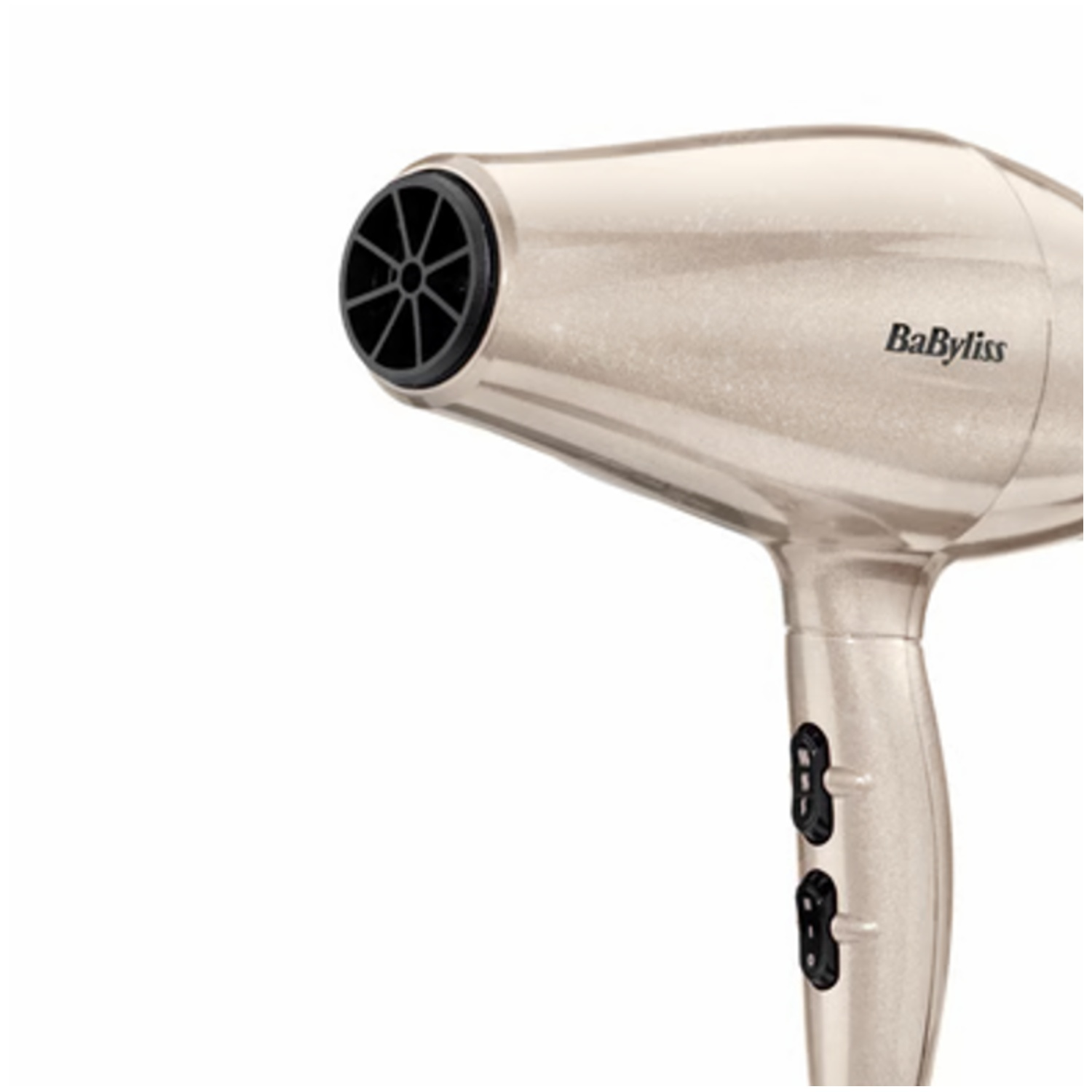 Een beige en zilveren Babyliss haardroger. De droger heeft een zwarte ventilator en twee zwarte knoppen op de handgreep. De achtergrond is wit.