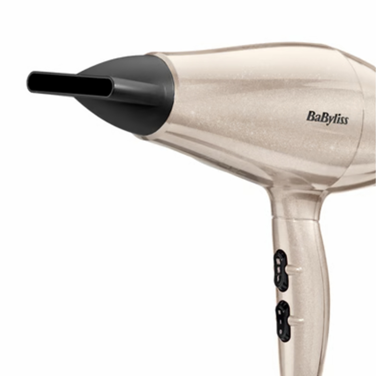 Een beige en zwarte Babyliss haardroger. De spuitmond is zwart, de behuizing beige met twee zwarte bedieningselementen op de handgreep.