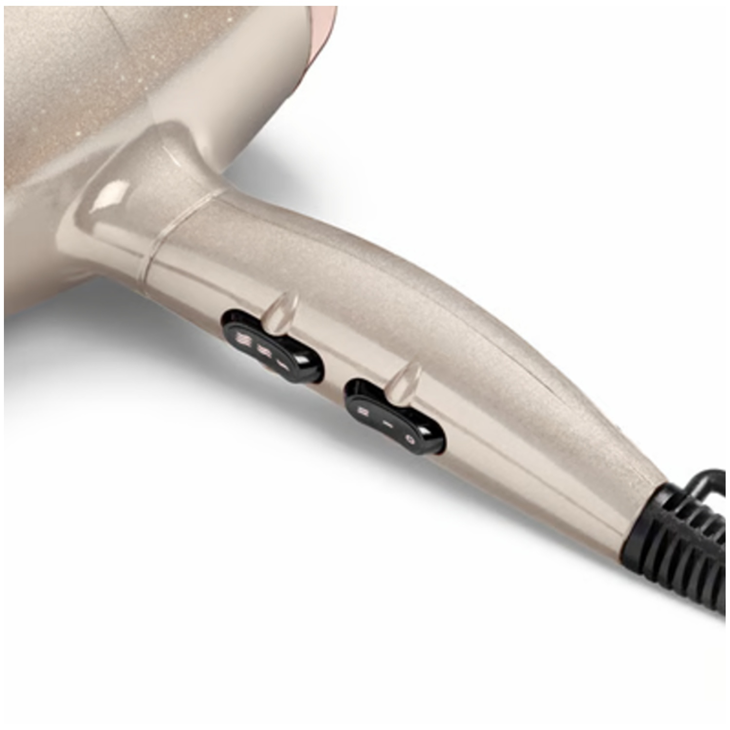 Close-up van een haardroger. Beige handvat met zwarte schakelaars. Zwart, opgerold snoer aan de basis. Witte achtergrond.