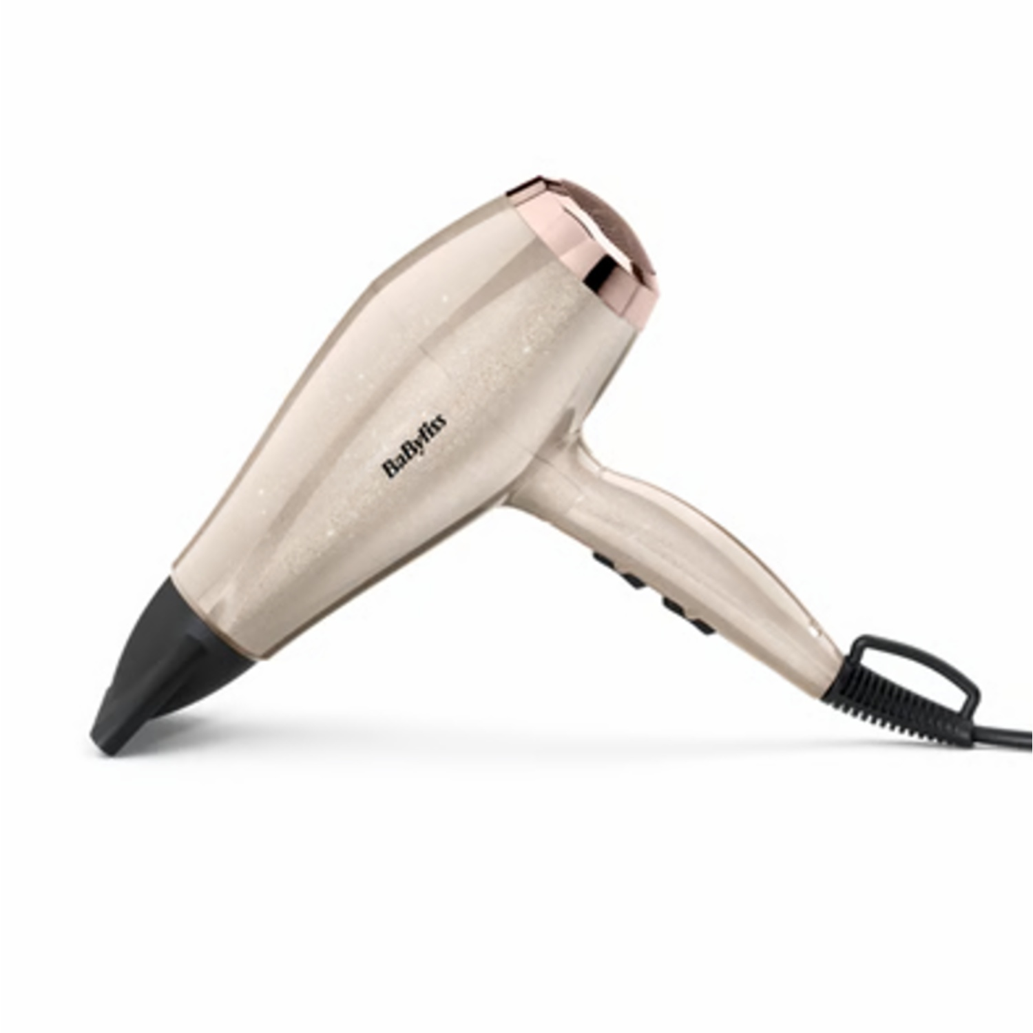 Een beige en roségouden haardroger, schuin. De merknaam 'BaByliss' is zichtbaar. De droger staat op een witte achtergrond.