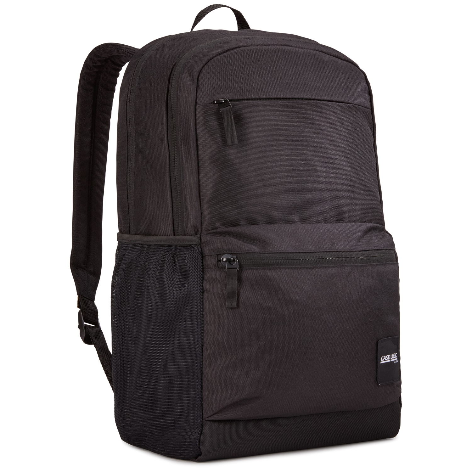 Un sac à dos noir avec plusieurs compartiments zippés et une poche latérale en filet. Il possède des bretelles rembourrées et une poignée supérieure.
