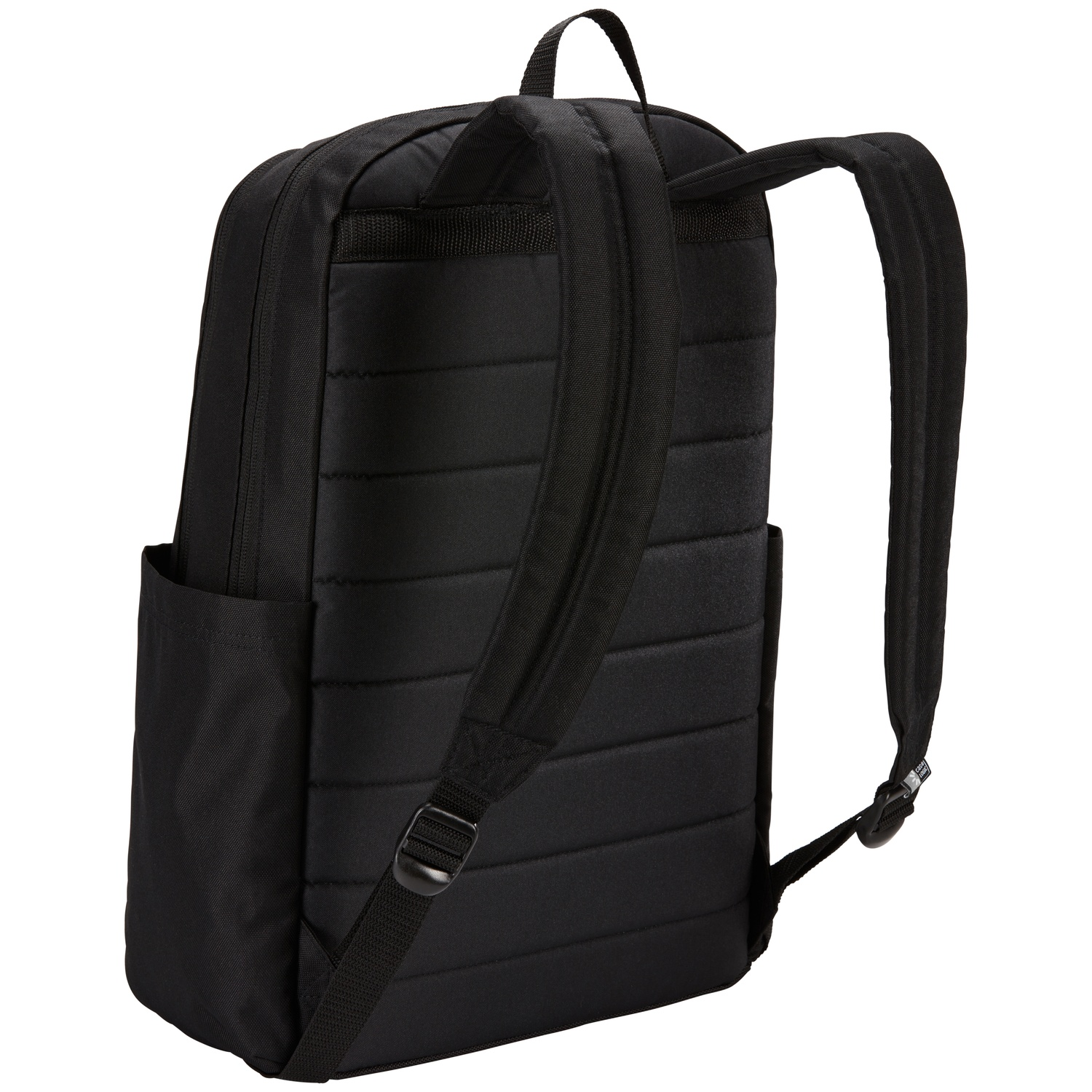 Un sac à dos noir avec des bretelles rembourrées et une poignée. Il a une poche latérale et une fermeture éclair. Le fond est blanc.