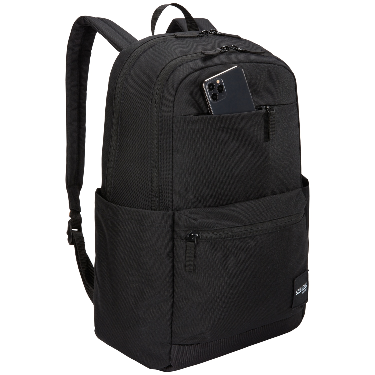 Sac à dos noir avec un téléphone dans la poche avant. Il possède plusieurs compartiments, des bretelles réglables et un petit logo.