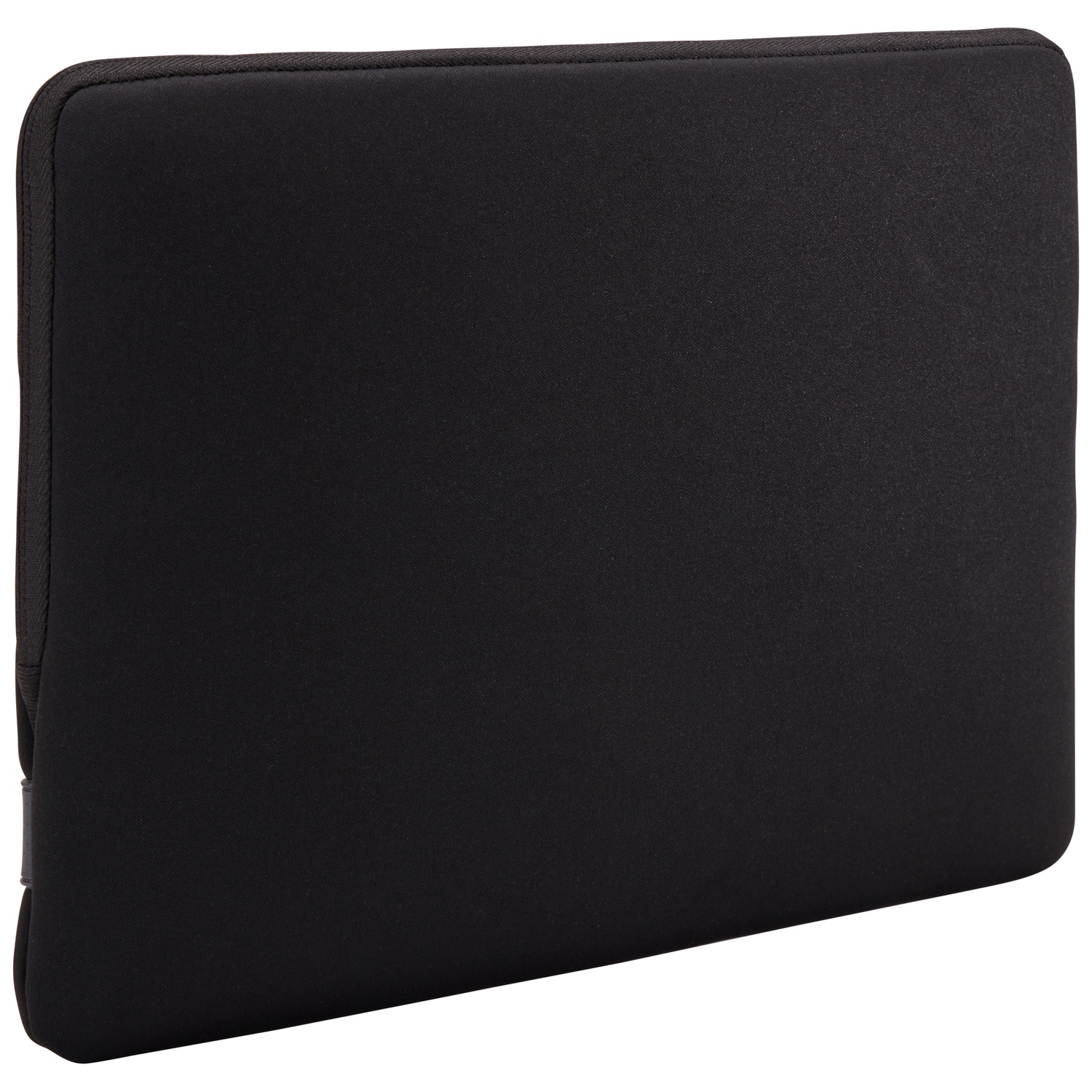 Une housse noire pour ordinateur portable. Elle est rectangulaire et faite d'un matériau lisse. La housse est sur fond blanc.