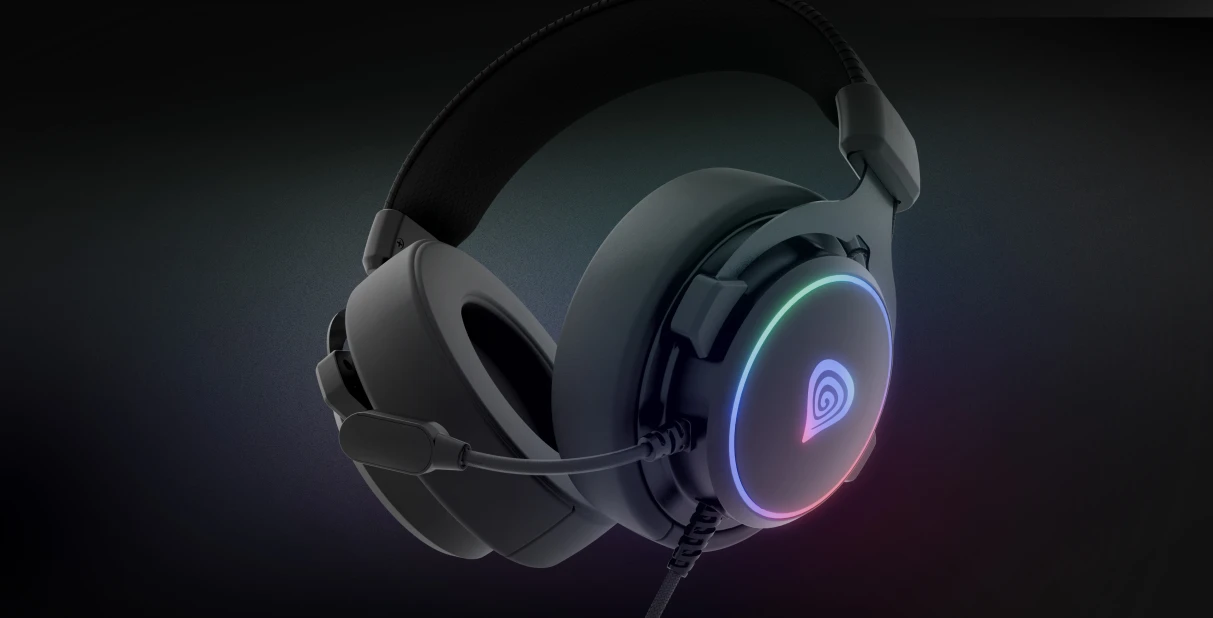 Czarne słuchawki dla graczy z podświetlanym logo i nausznikami. Mikrofon wychodzi z lewej słuchawki. Ciemne tło z gradientami.