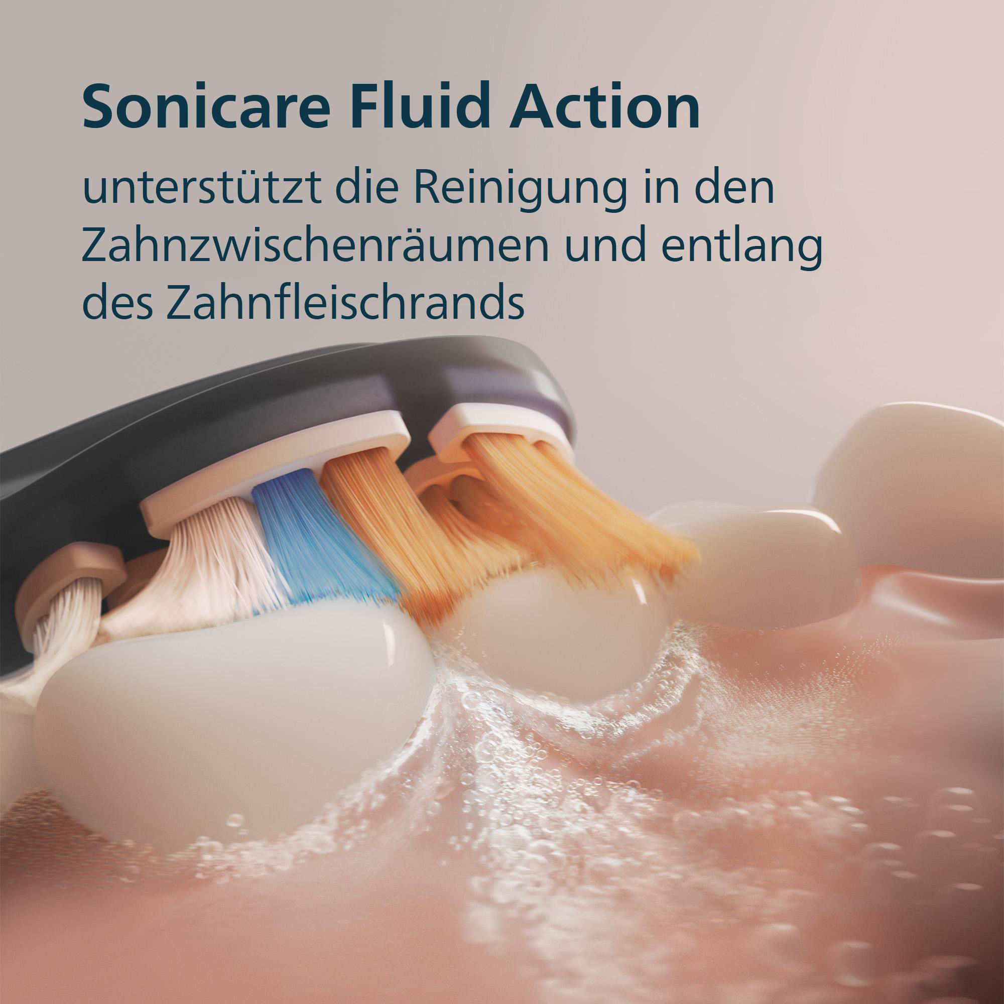 Elektrische Zahnbürste putzt Zähne. Blaue, weiße und orangefarbene Borsten. Wasserblasen zwischen den Zähnen. Sonicare Fluid Action.