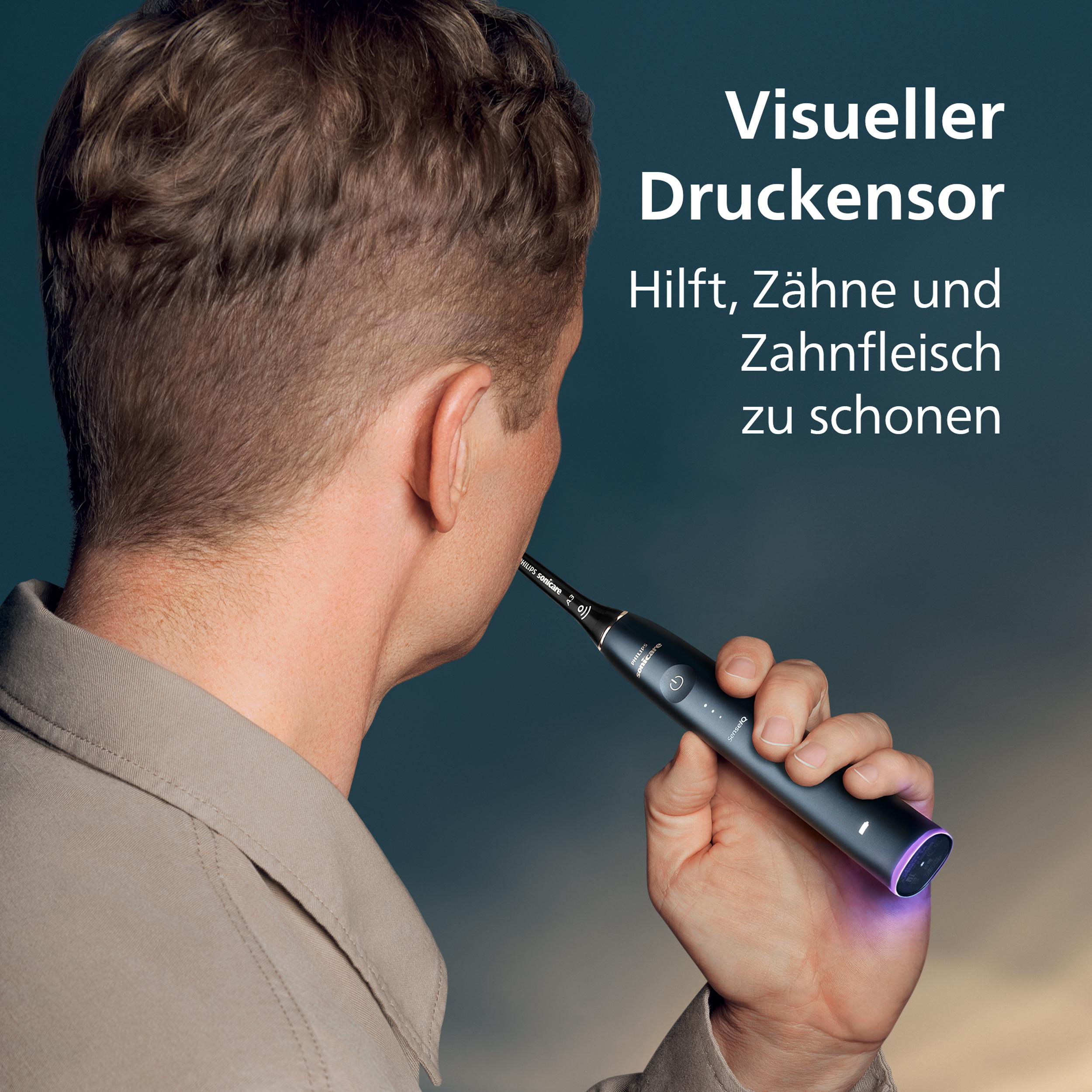 Ein Mann hält eine Philips Sonicare Zahnbürste. Der Text auf Deutsch besagt, dass sie Zähne und Zahnfleisch schützt.