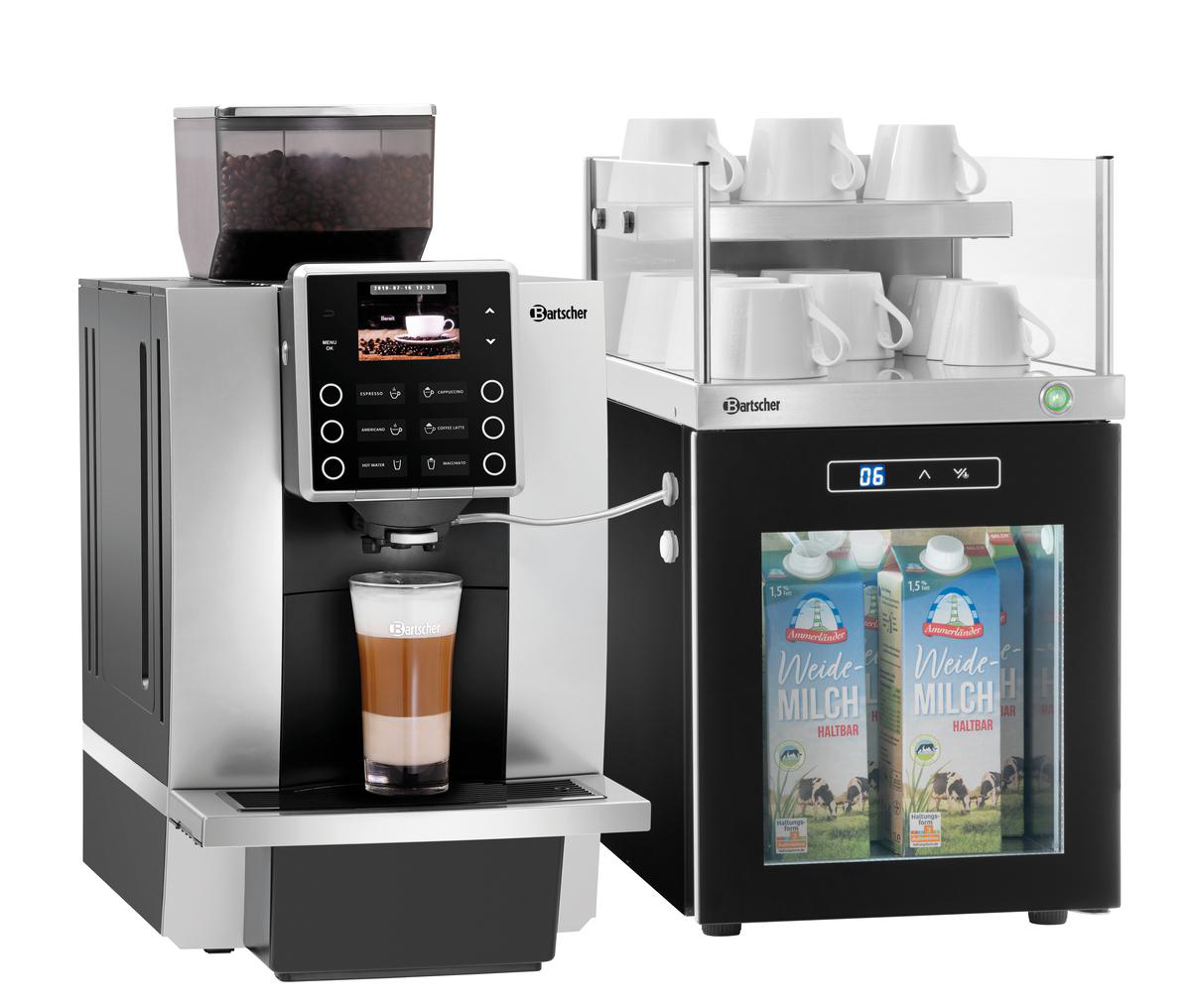 Eine Kaffeemaschine mit einem Glas geschichtetem Getränk, Kaffeebohnen, Milchkartons und Tassen sind sichtbar.