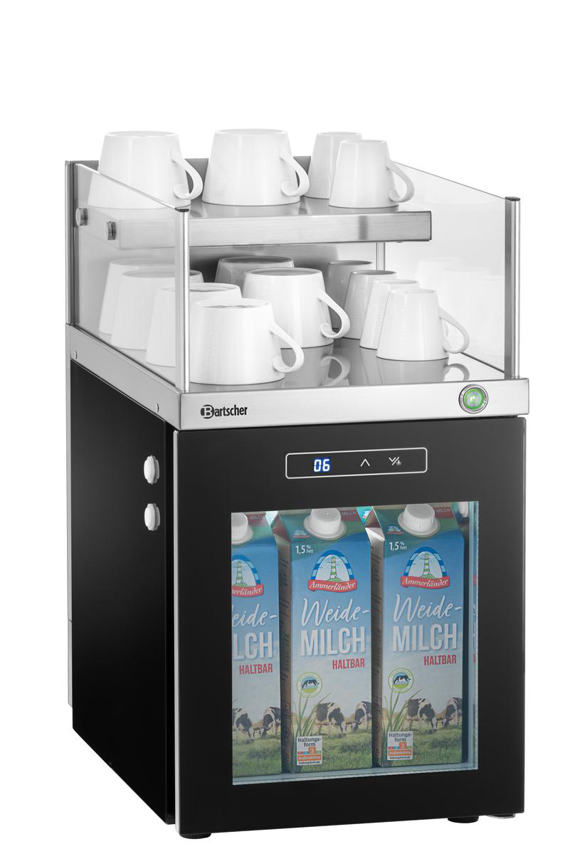 Eine Kaffeemaschine mit weißen Tassen oben. Milchkartons sind unten sichtbar. Die Maschine hat eine Digitalanzeige.