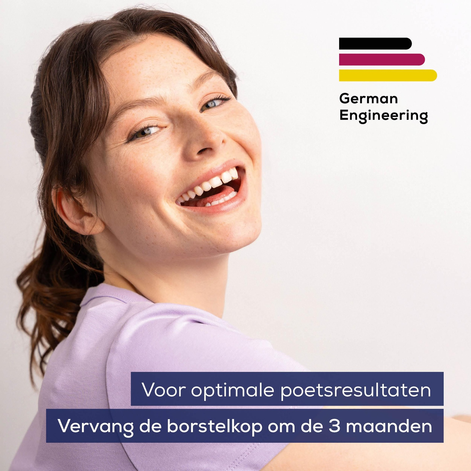 Een vrouw lacht breed. De achtergrond toont een logo en tekst in het Nederlands. De vrouw draagt een paars shirt.