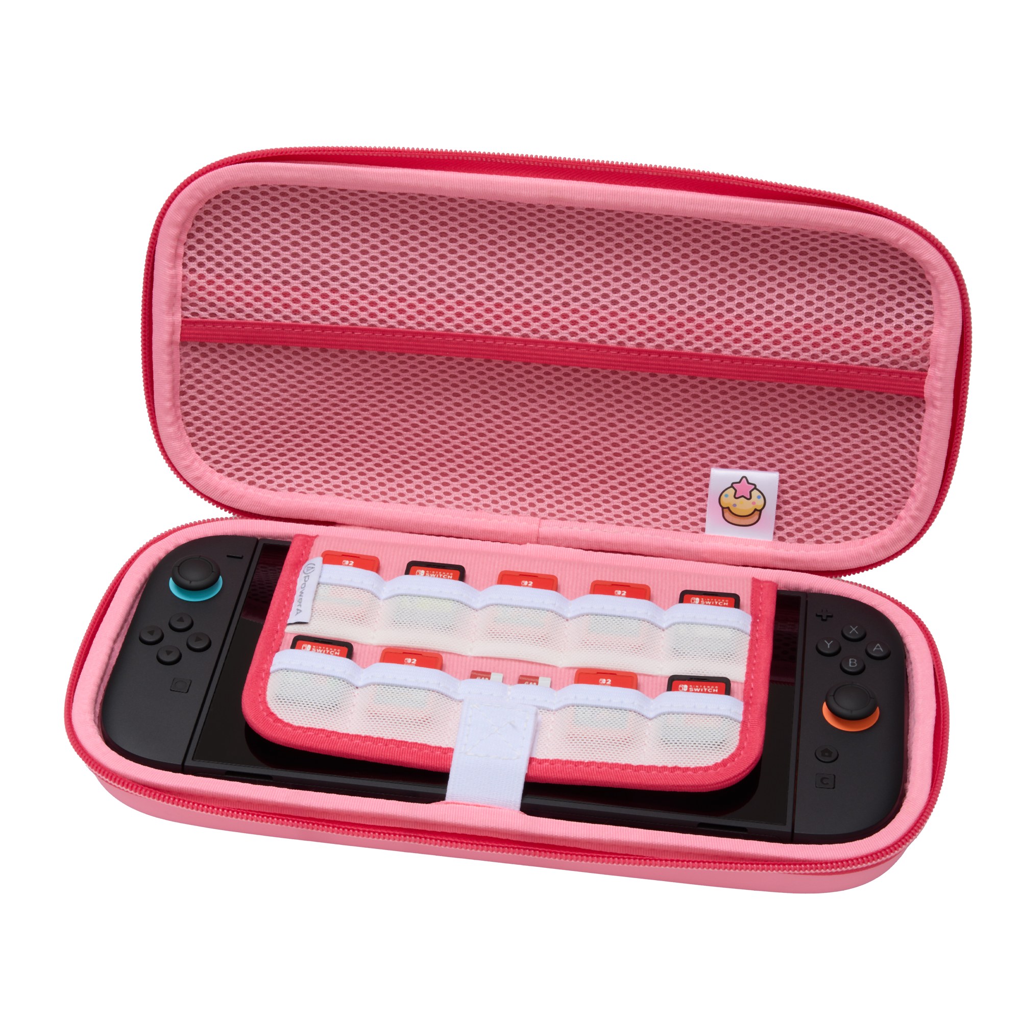 Offene, rosa Nintendo Switch-Hülle. Im Inneren befinden sich die Konsole und Spielkassetten. Ein kleiner Aufnäher mit einem Cupcake.