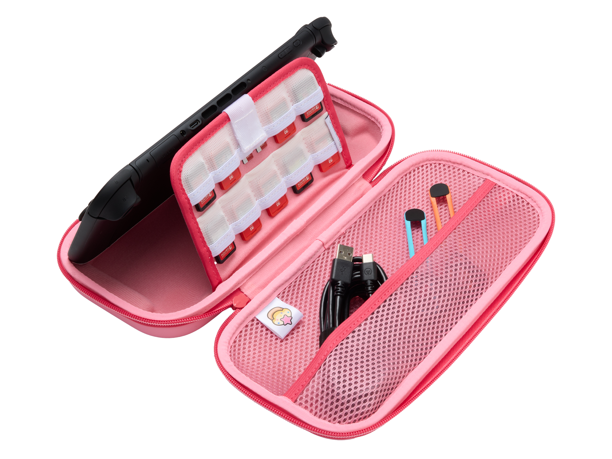 Rosa Gaming-Case mit Handheld-Konsole, Speicherkarten, Kabeln und Zubehör. Gehäuse ist geöffnet und zeigt den Inhalt.