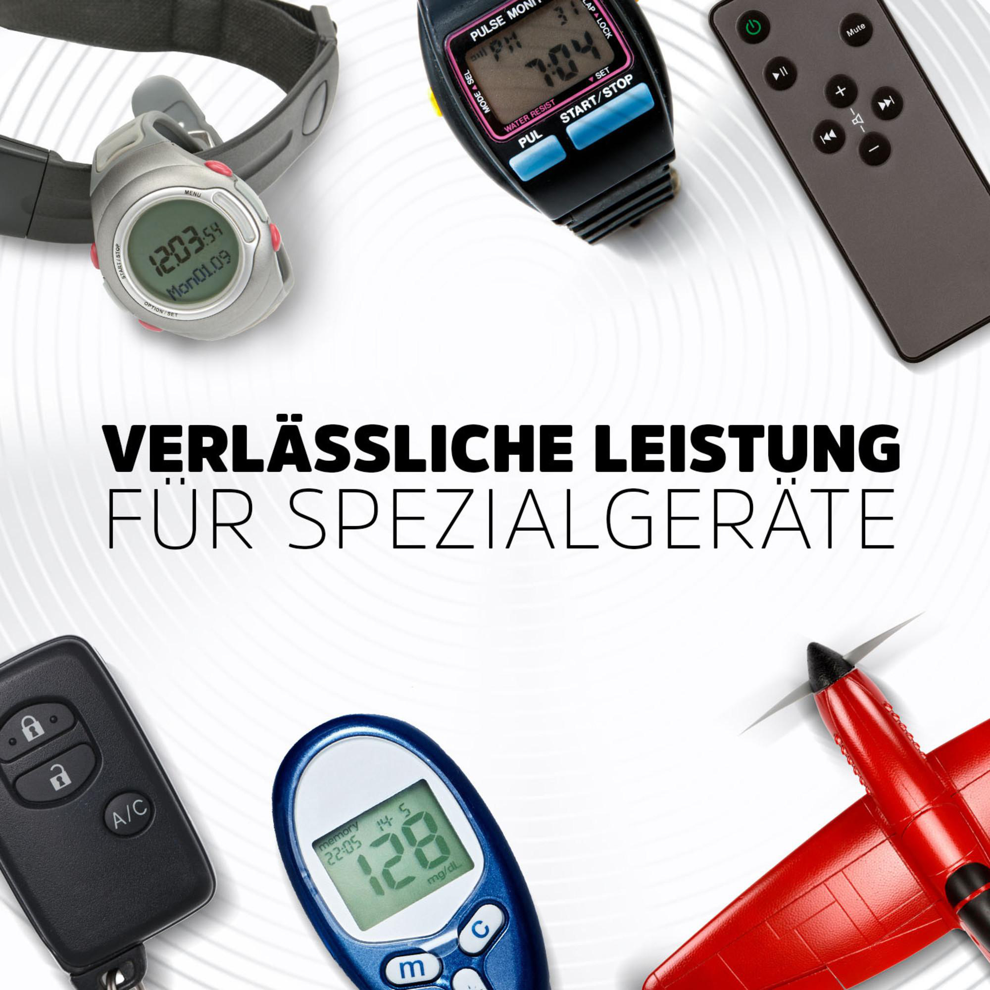 Das Bild zeigt Fitnesstracker, eine Fernbedienung, einen Autoschlüssel, ein Blutzuckermessgerät und ein rotes Spielzeugflugzeug.