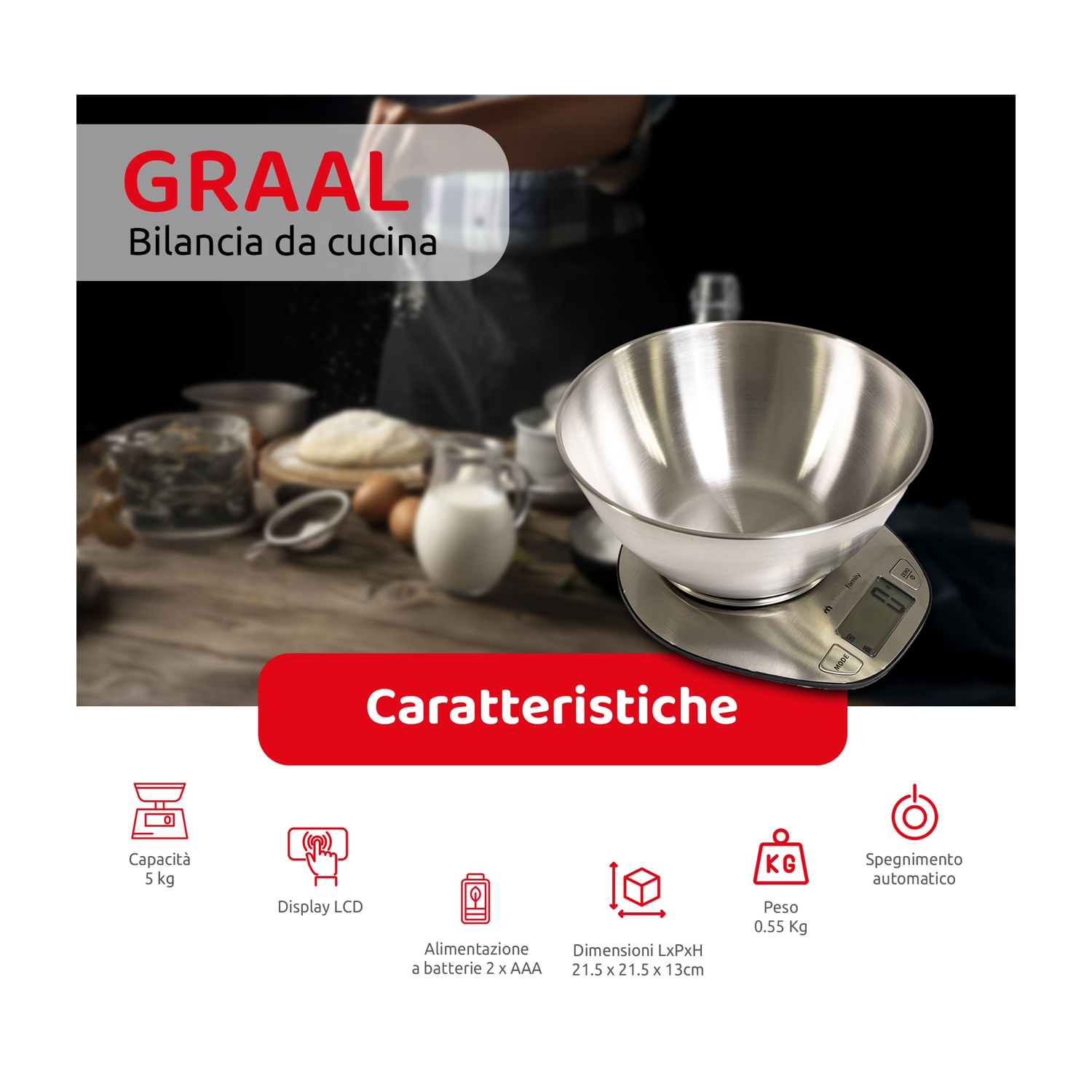 Bilancia da cucina con ciotola in acciaio inox. Sullo sfondo ingredienti come farina, uova e latte.