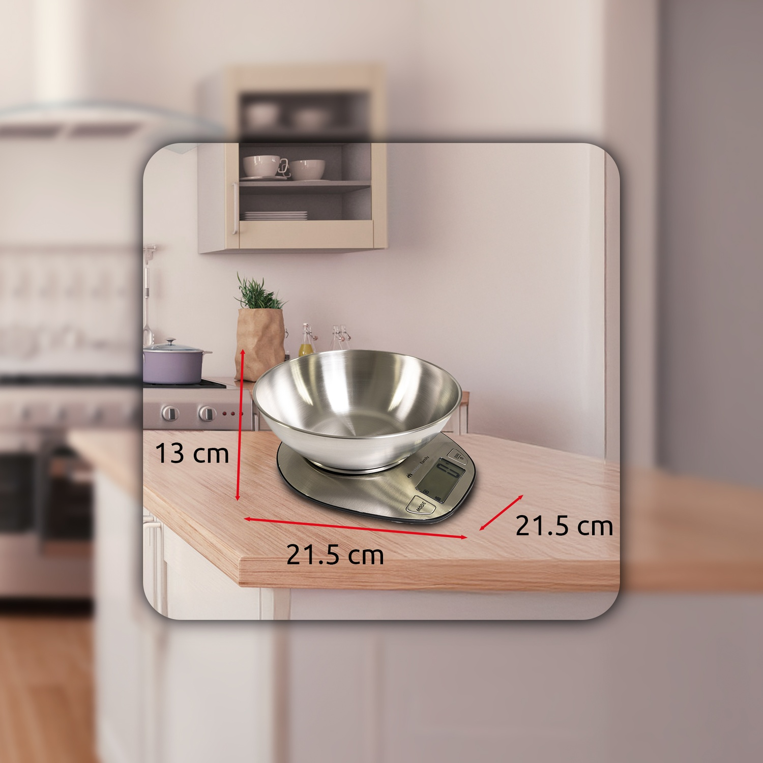 Una bilancia da cucina con una ciotola in acciaio inox su un piano di lavoro in legno. Le dimensioni sono indicate da frecce rosse.