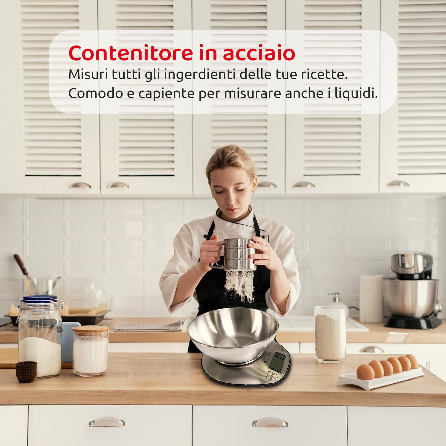 Una donna in cucina setaccia la farina in una ciotola su una bilancia. Piano cucina con ingredienti e uova.