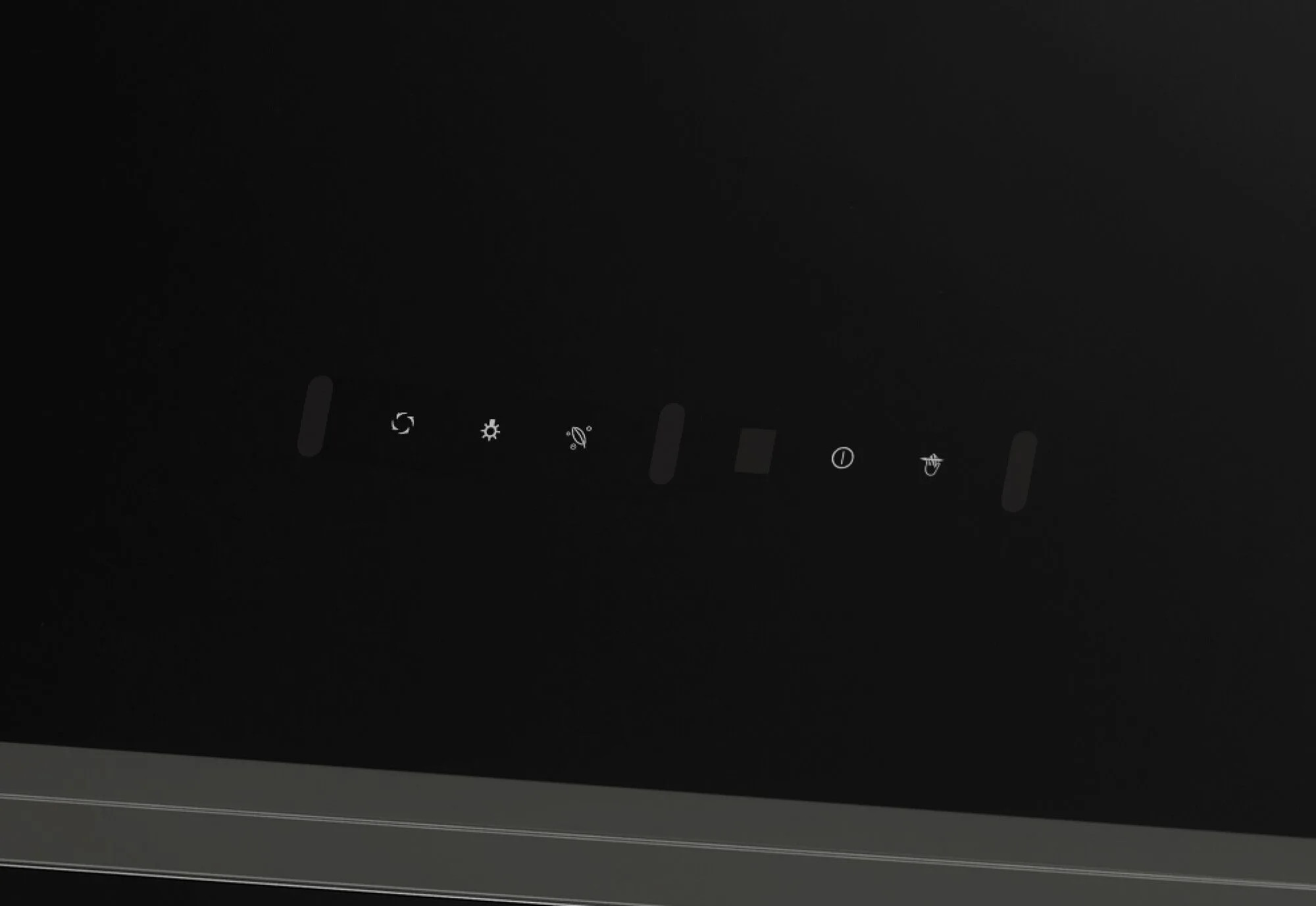 Czarny panel sterowania z podświetlanymi ikonami zasilania, prędkości wentylatora i ustawień. Metalowe wykończenie na dole.