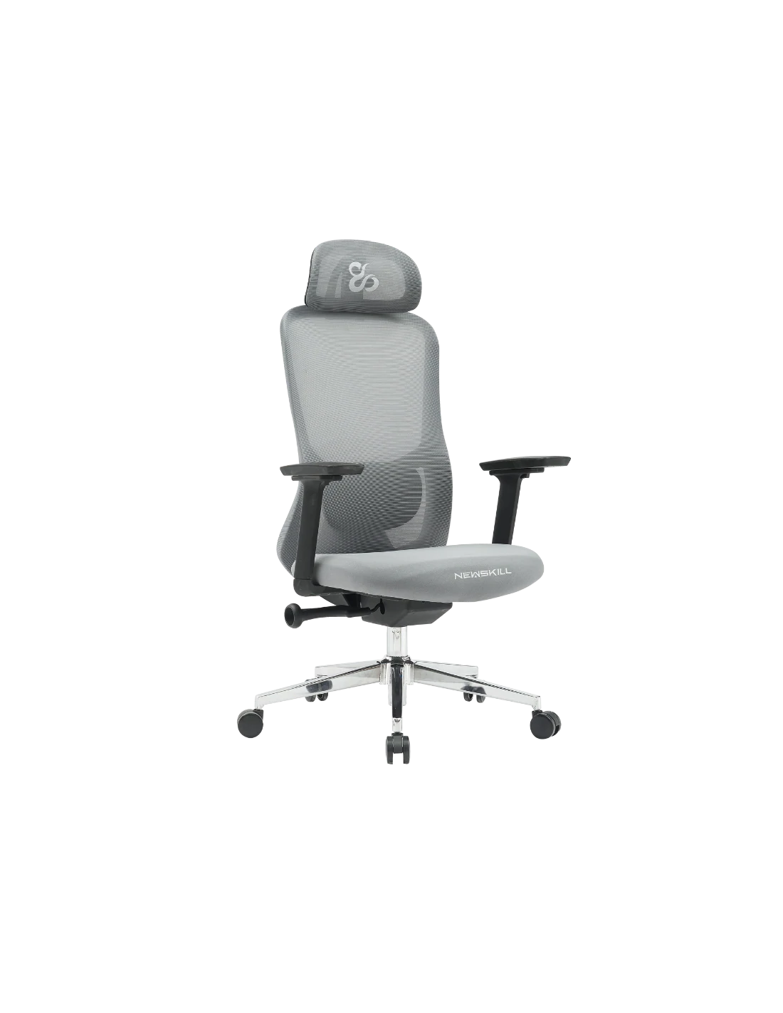 Una silla de oficina ergonómica gris con respaldo y reposacabezas de malla, reposabrazos negros y base plateada. La marca es visible.