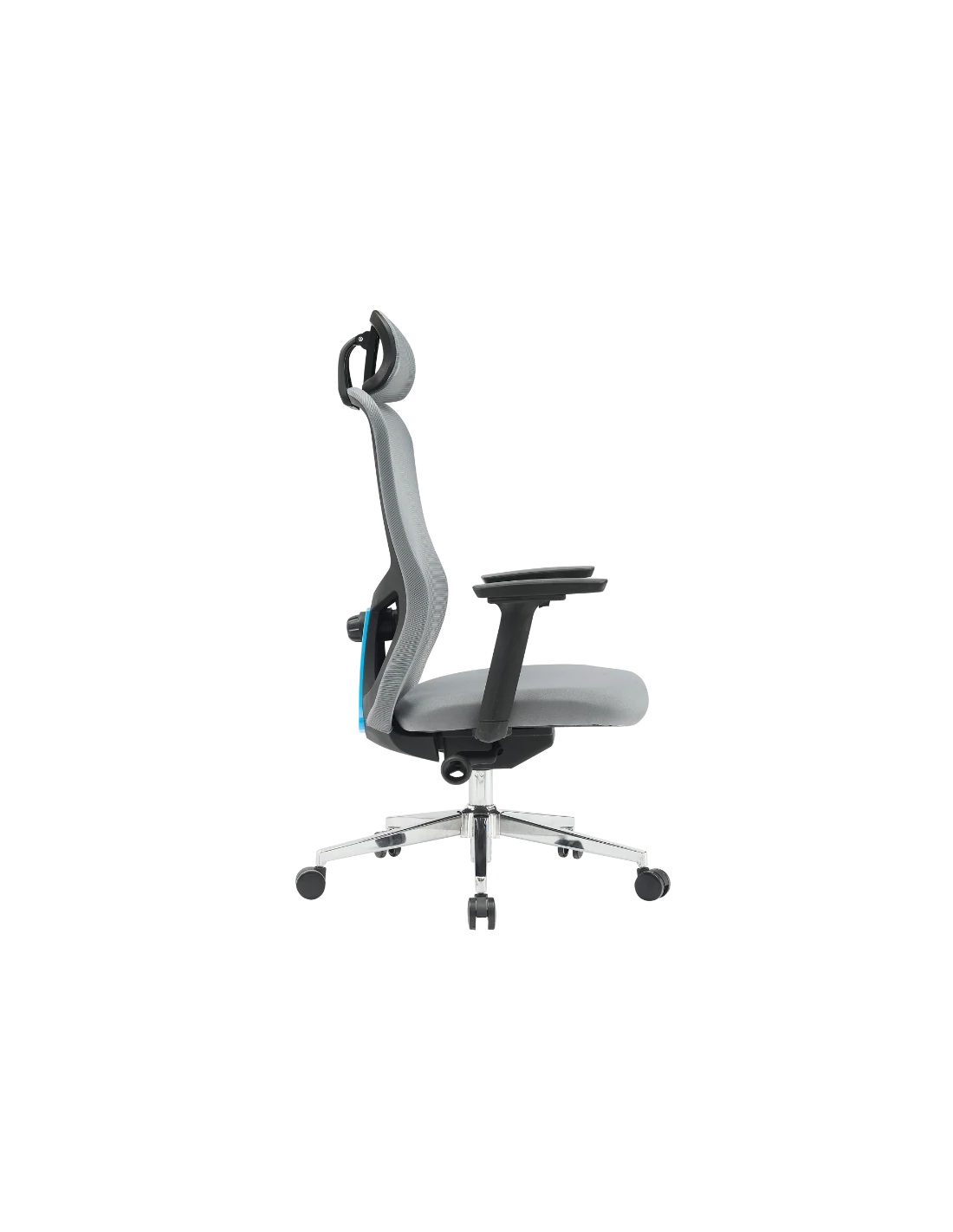 Una silla de oficina, respaldo y asiento de malla gris, reposabrazos negros y base plateada con ruedas, sobre fondo blanco y negro.