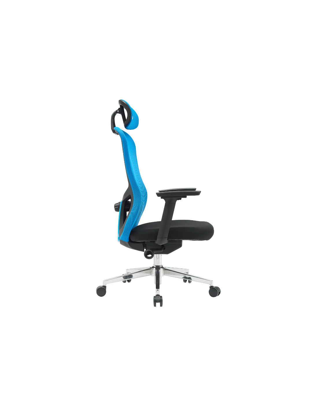 Una silla de oficina con respaldo y reposacabezas de malla azul, asiento y reposabrazos negros, y base plateada con ruedas.