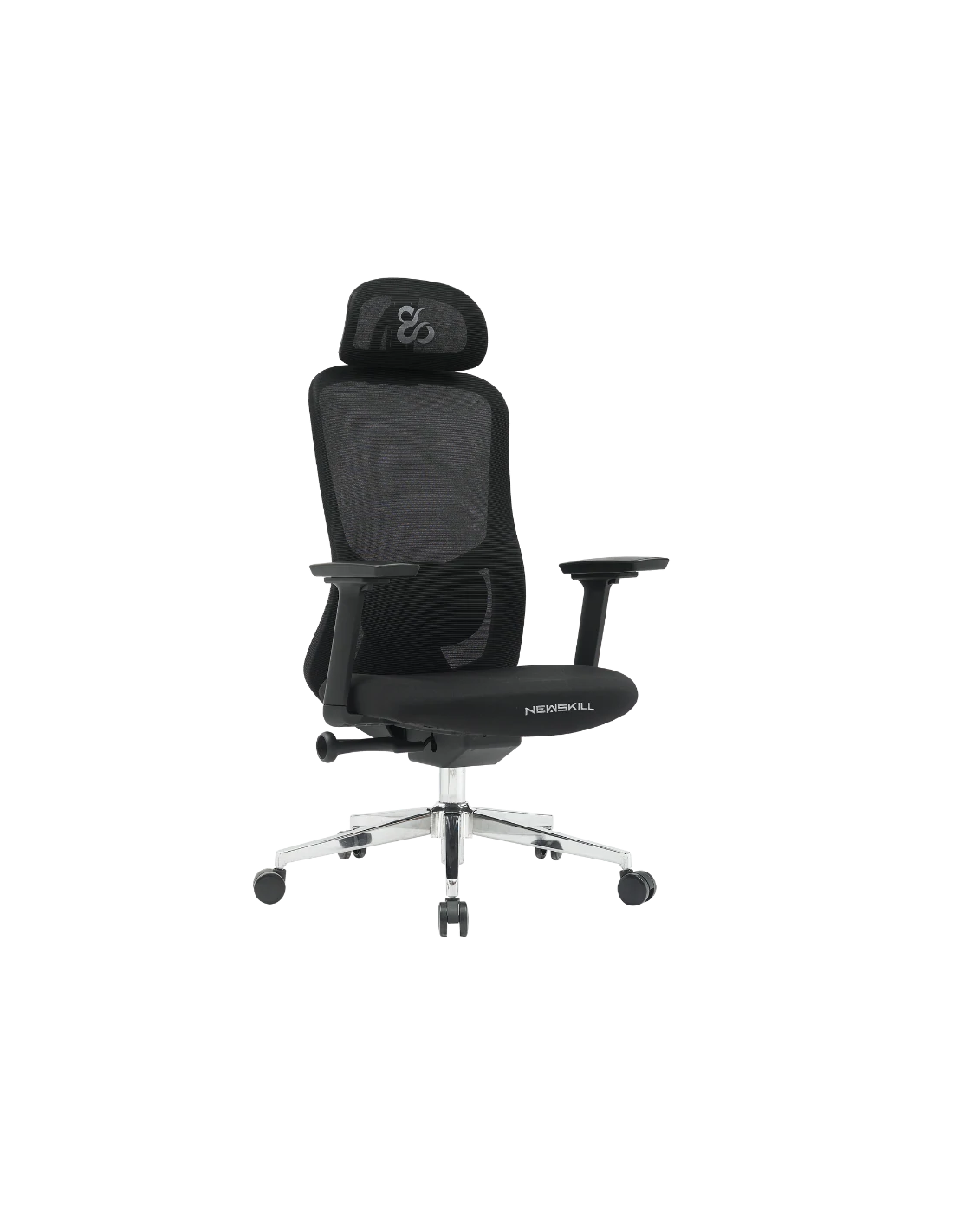 Una silla de oficina ergonómica negra con respaldo y reposacabezas de malla. Tiene reposabrazos y una base plateada con ruedas, sobre fondo negro.