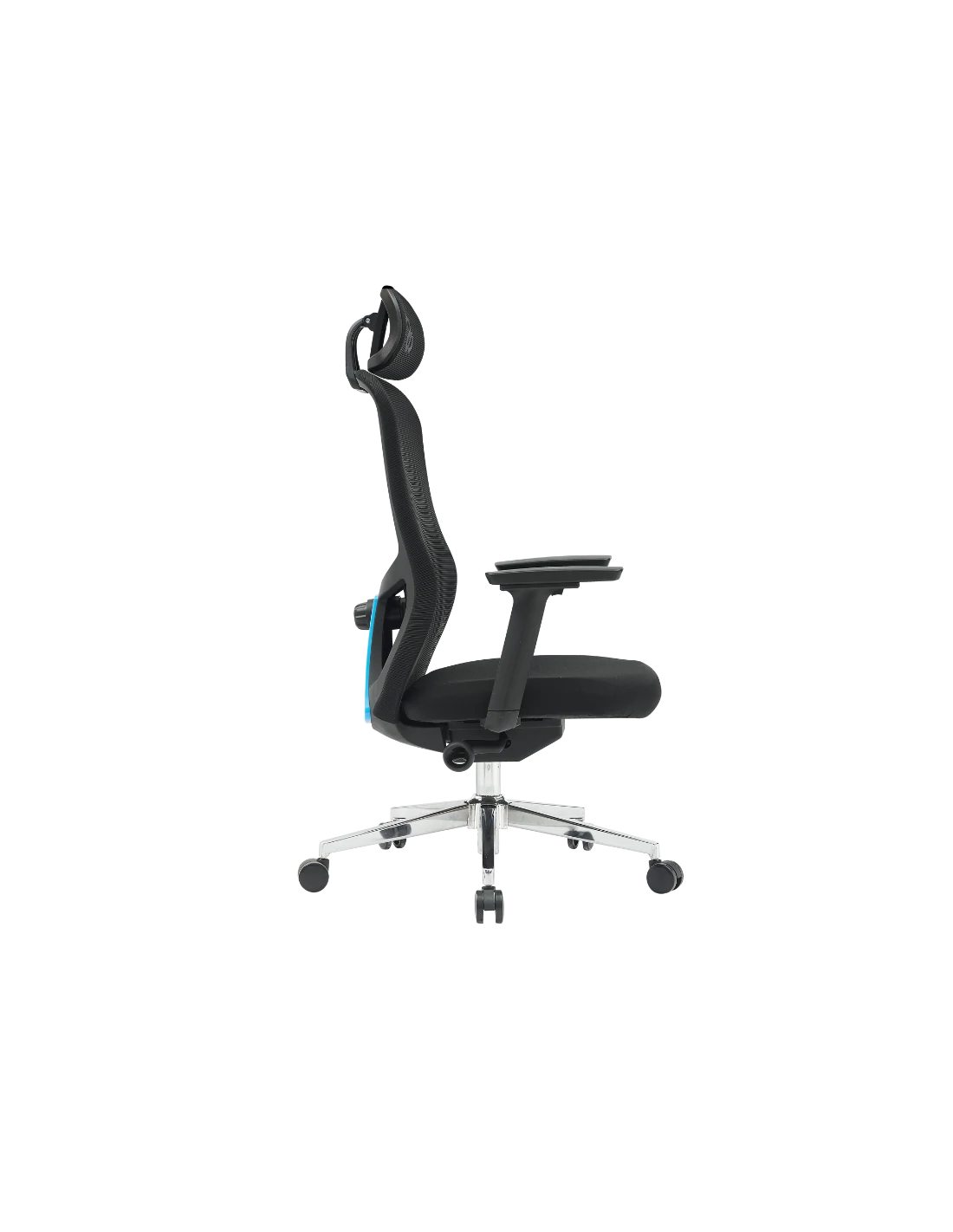 Silla de oficina negra con respaldo de malla, detalles azules y base cromada. La silla está sobre un fondo blanco y negro.