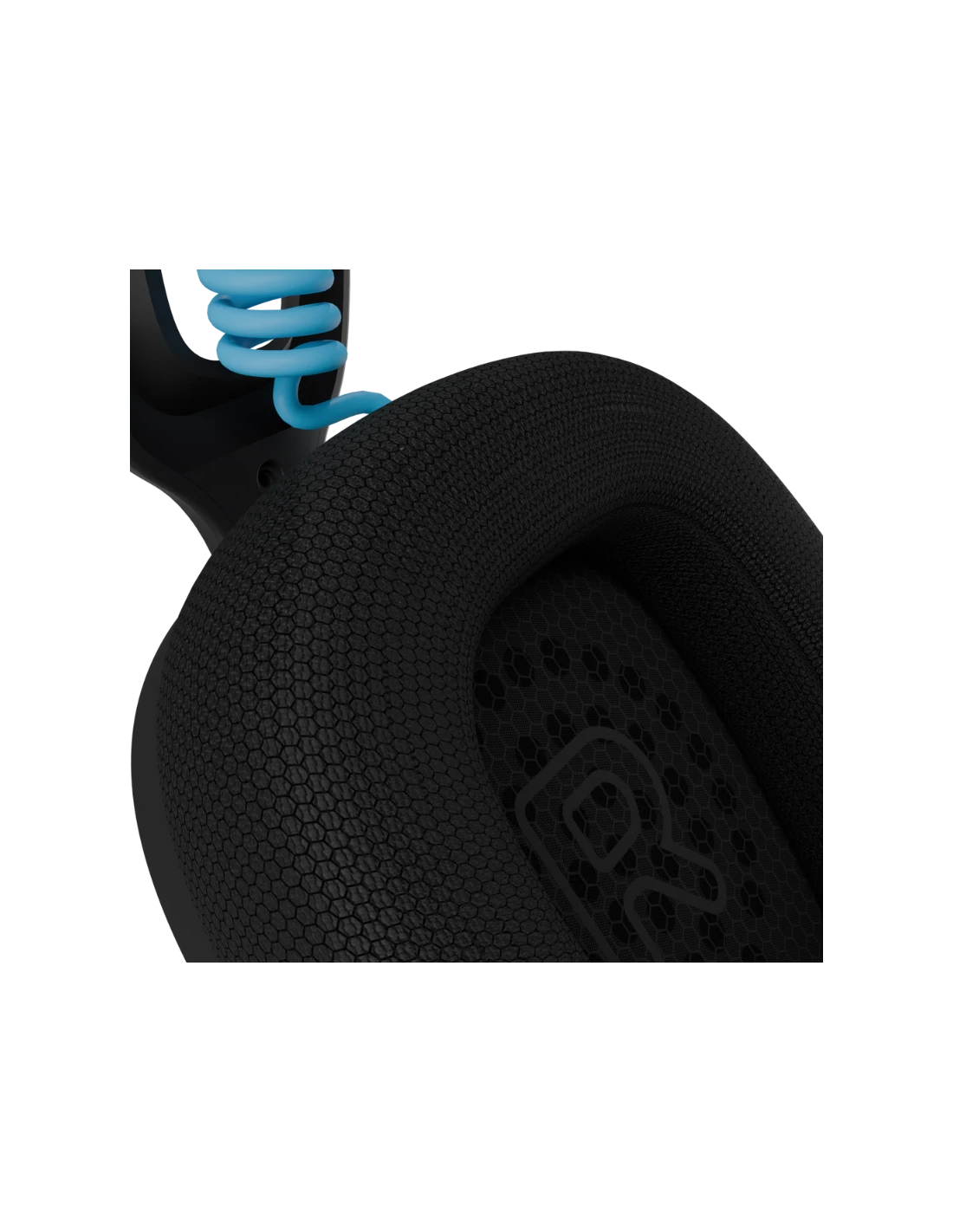 Primer plano de unos auriculares gaming negros con un muelle azul claro. El auricular tiene un patrón de panal y la letra R.