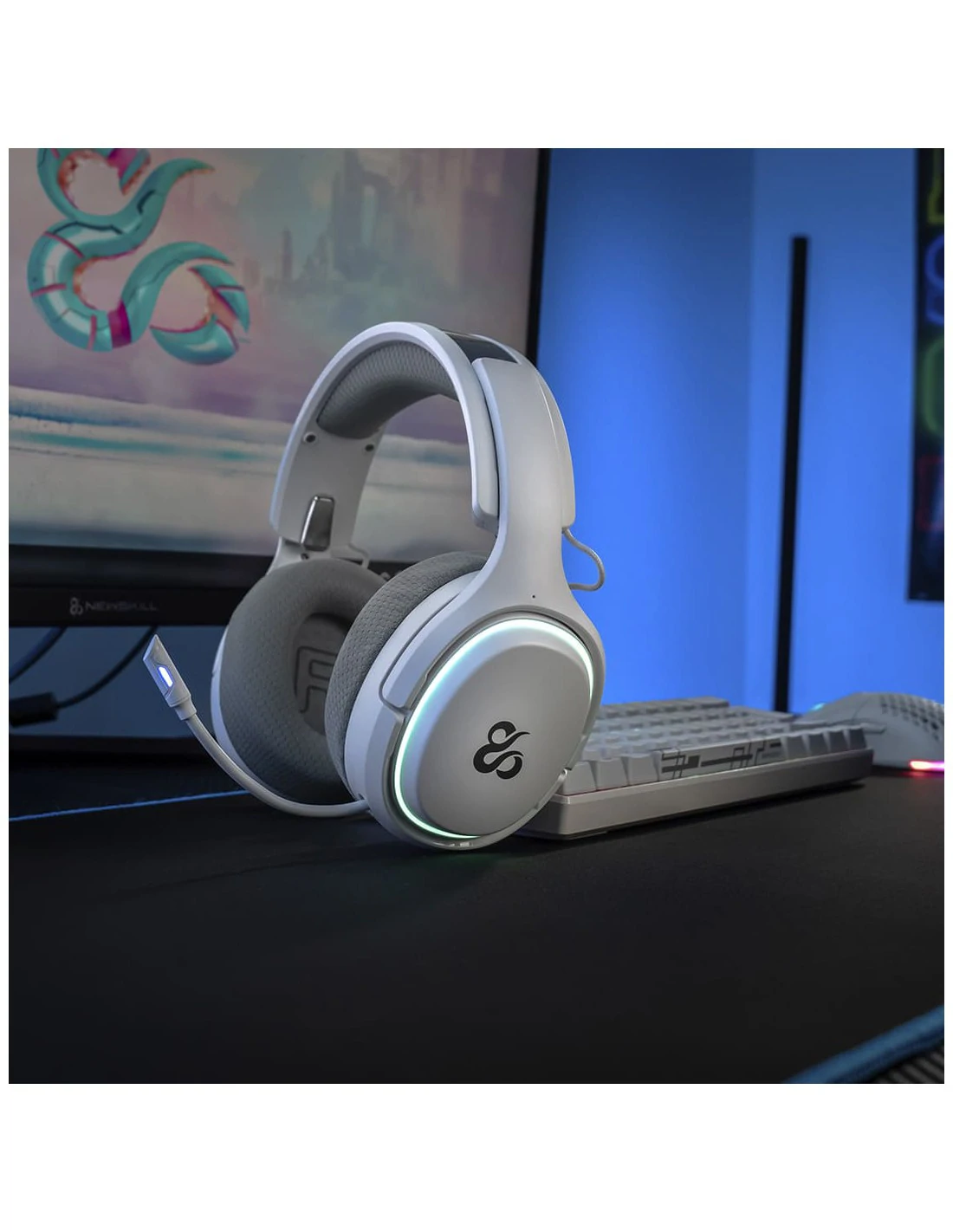 Auriculares gaming blancos con micrófono sobre un escritorio negro. En el fondo, un teclado y un monitor.