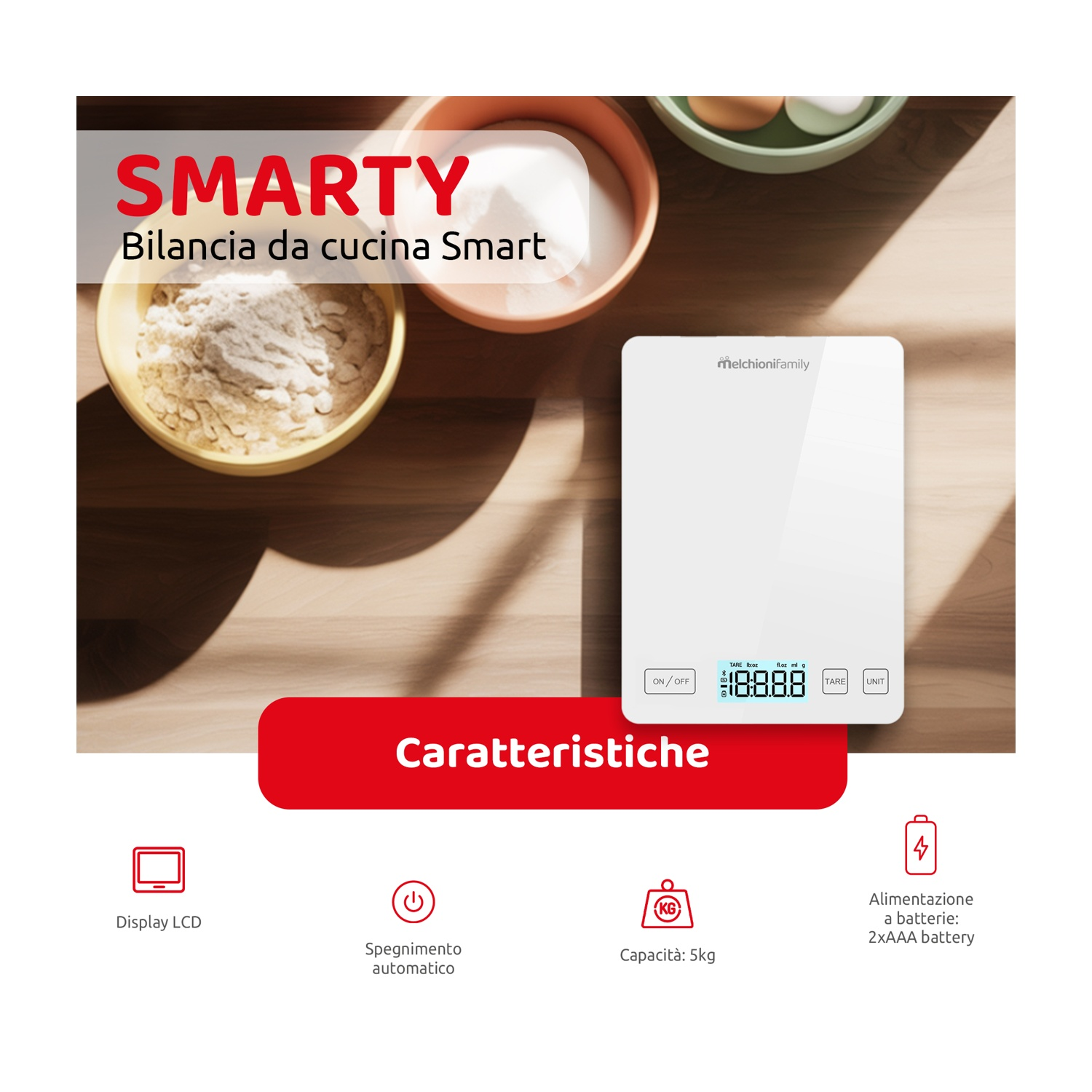 Una bilancia da cucina bianca con display digitale. Sullo sfondo ci sono ciotole di farina e zucchero, insieme alle uova.
