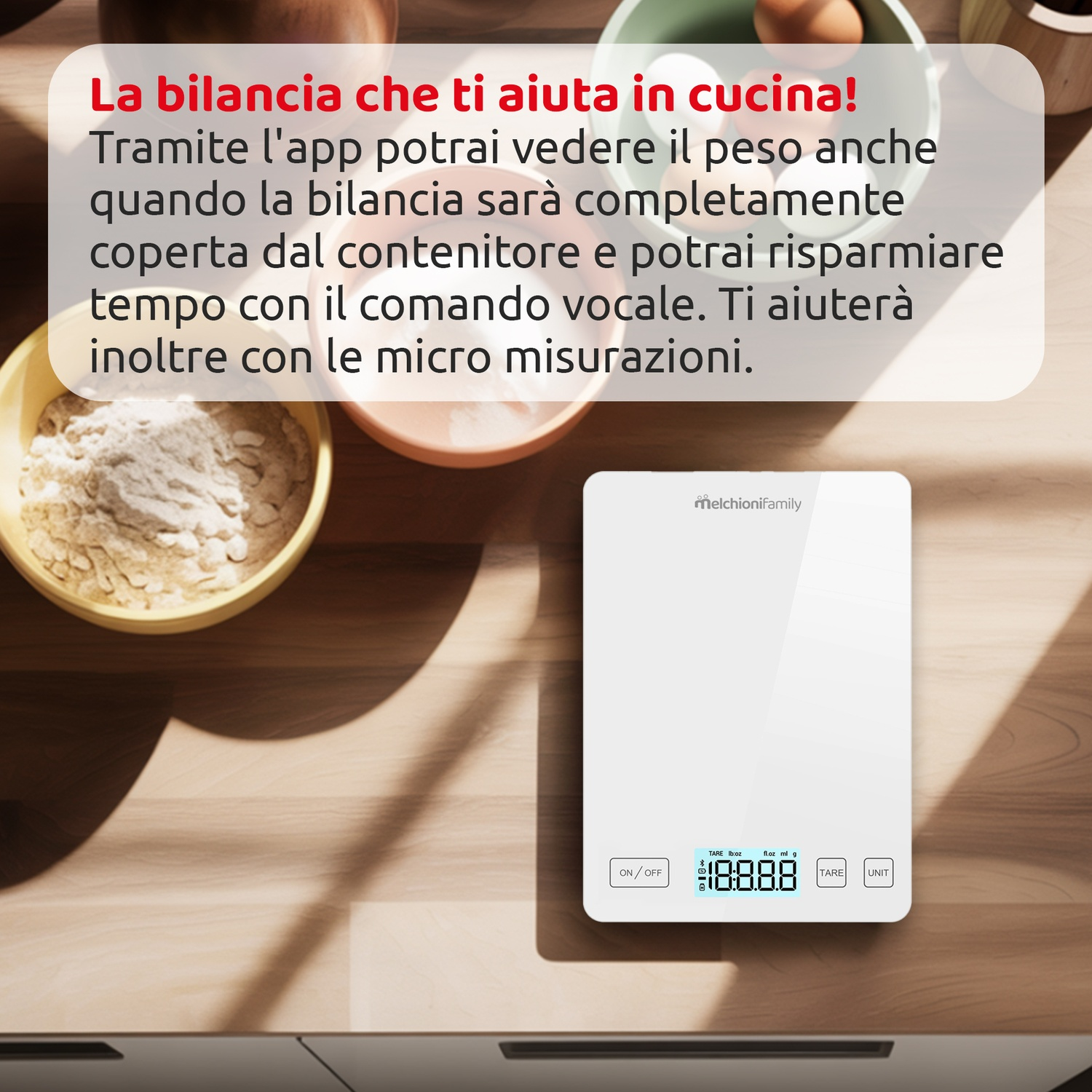 Una bilancia da cucina digitale con ciotole e ingredienti su una superficie di legno. Sovrapposizione di testo: 'La bilancia che ti aiuta...'