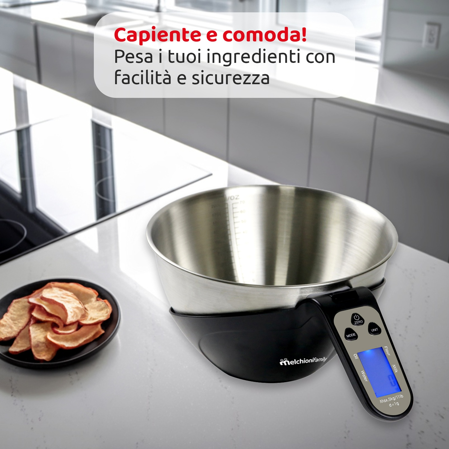 Una bilancia da cucina con una ciotola. Fette di mela su un piatto. Testo in italiano: Spazioso e comodo! Pesa i tuoi ingredienti facilmente.