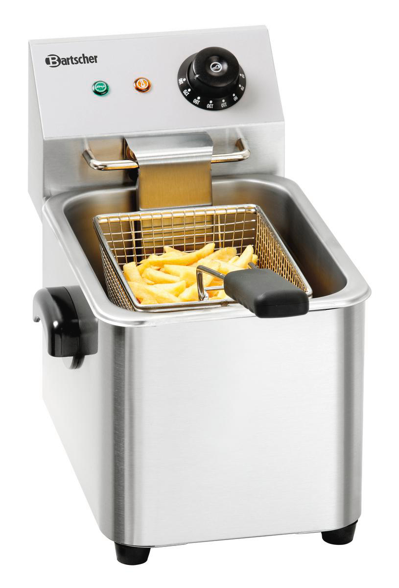 Eine Edelstah-Fritteuse mit einem Korb Pommes Frites. Sie hat einen Temperaturregler und Kontrollleuchten. Ein Griff ist vorhanden.
