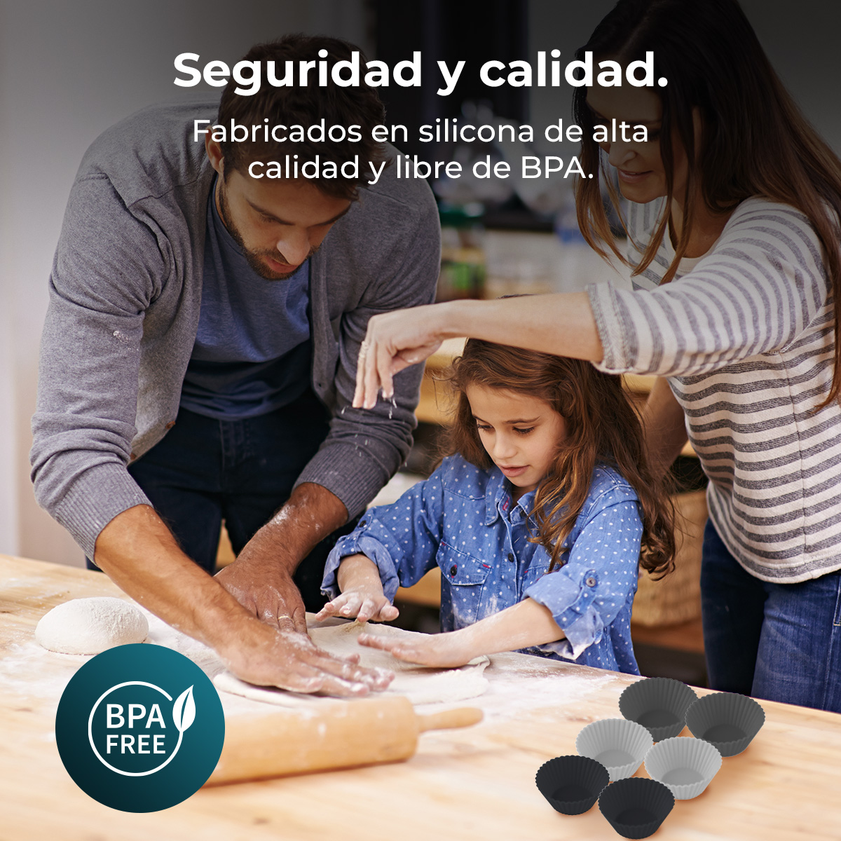 Familia horneando junta. Adultos y un niño amasan masa. Se ven moldes de silicona y el logotipo sin BPA.