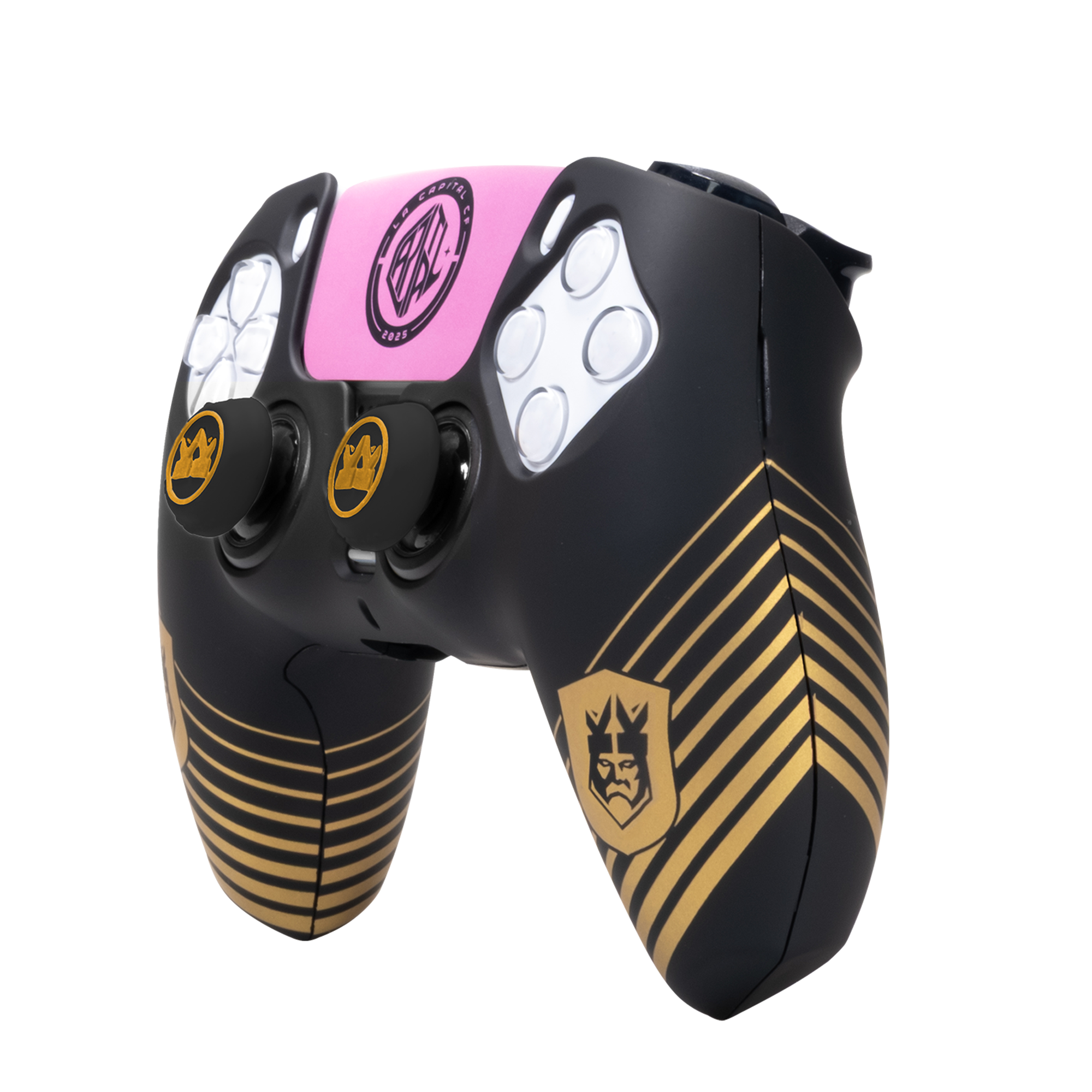 Controlador de juego negro con detalles dorados, panel central rosa y diseño dorado y negro en las asas.